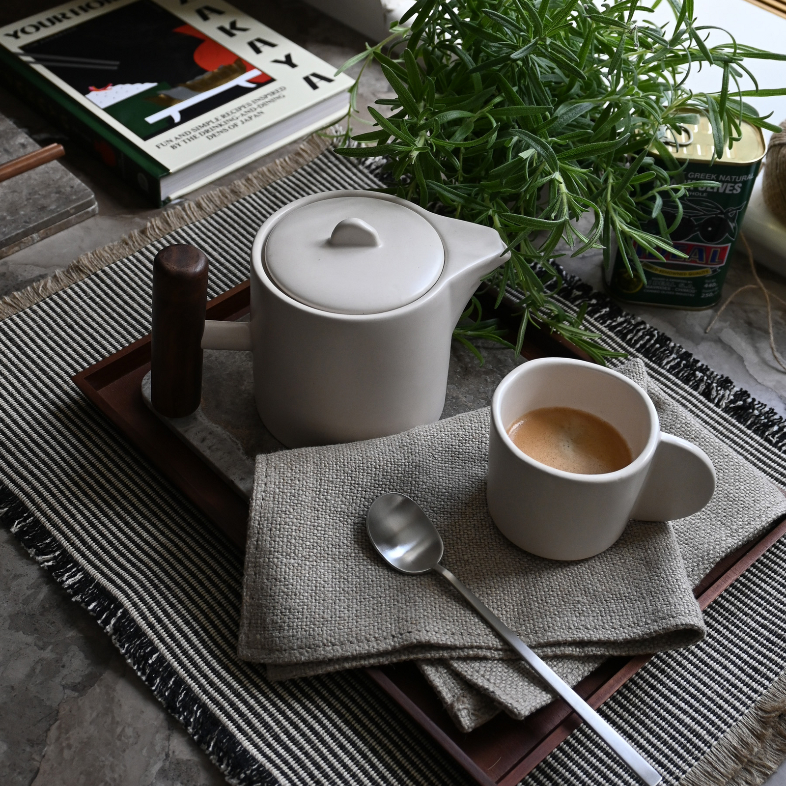 Dzbanek do herbaty Native, wysokość 11 cm, kamień/drewno, biały – 101 Copenhagen