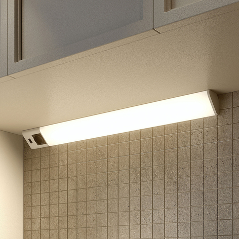 Lindby Eray LED-Unterbauleuchte m. Steckdose, 83cm