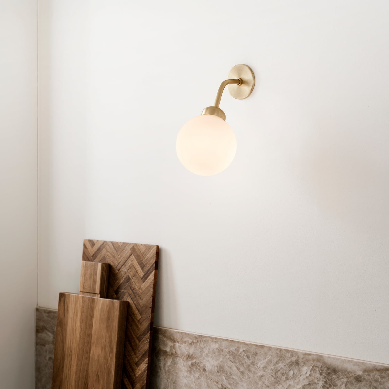 Nuura vägglampa Apiales fast ansluten 22 cm, mässing/opal