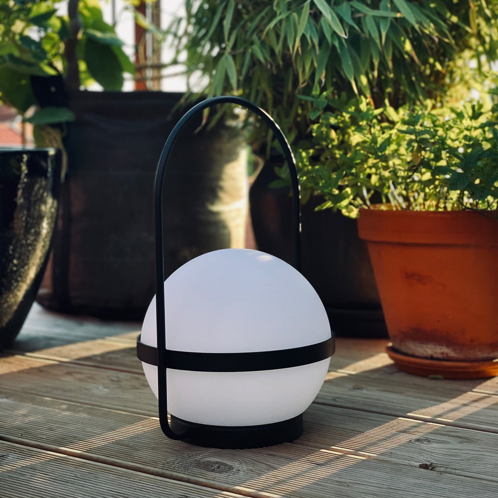 Summer Solar Portable Lampe de Table H36 Dim. Black/White - DybergLarsen