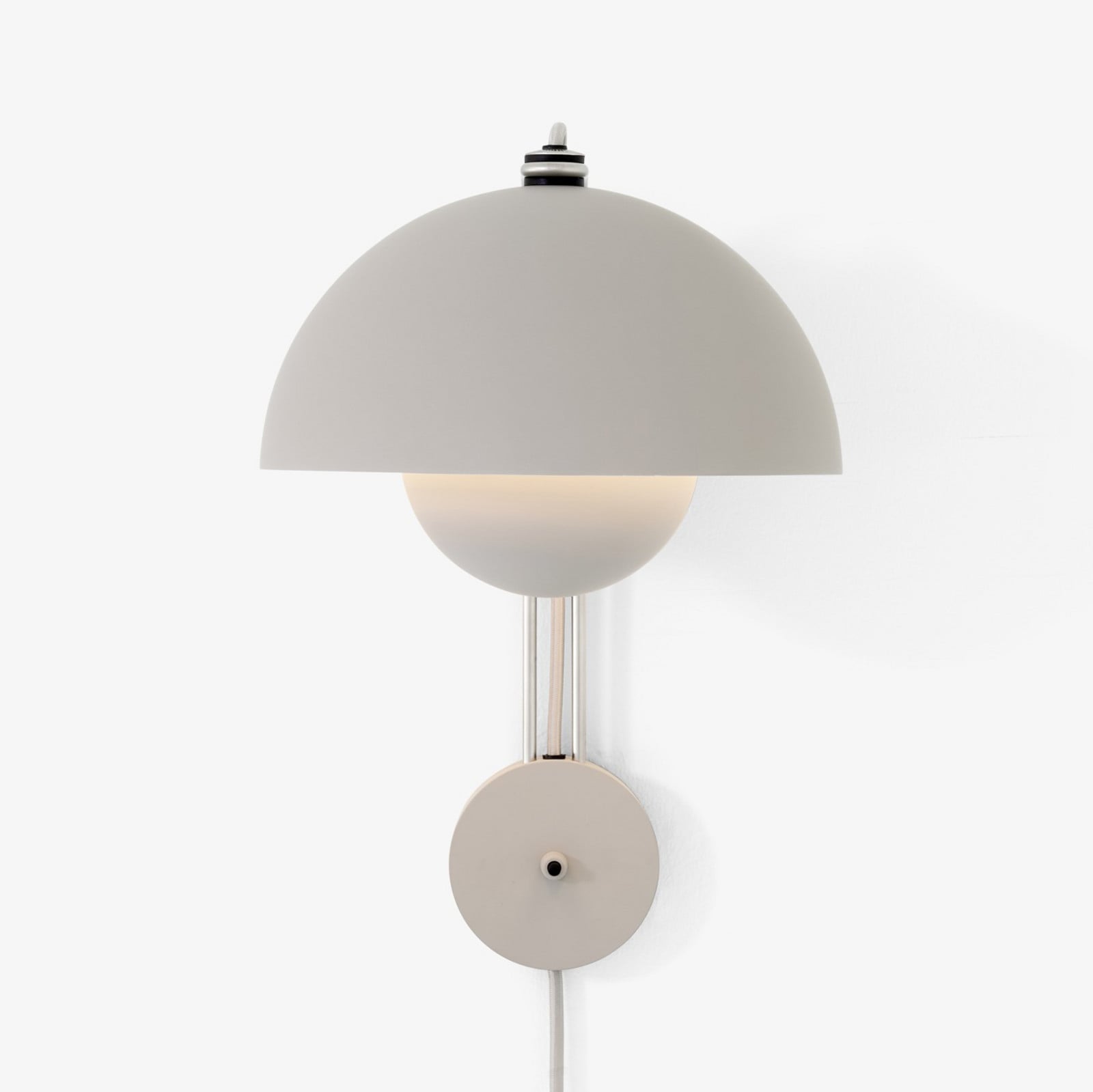 Flowerpot VP8 v&auml;gglampa, stickkontakt, ljusgr&aring; matt &Tradition - Vardagsrum - Design - Metall - Med en ljusk&auml;lla