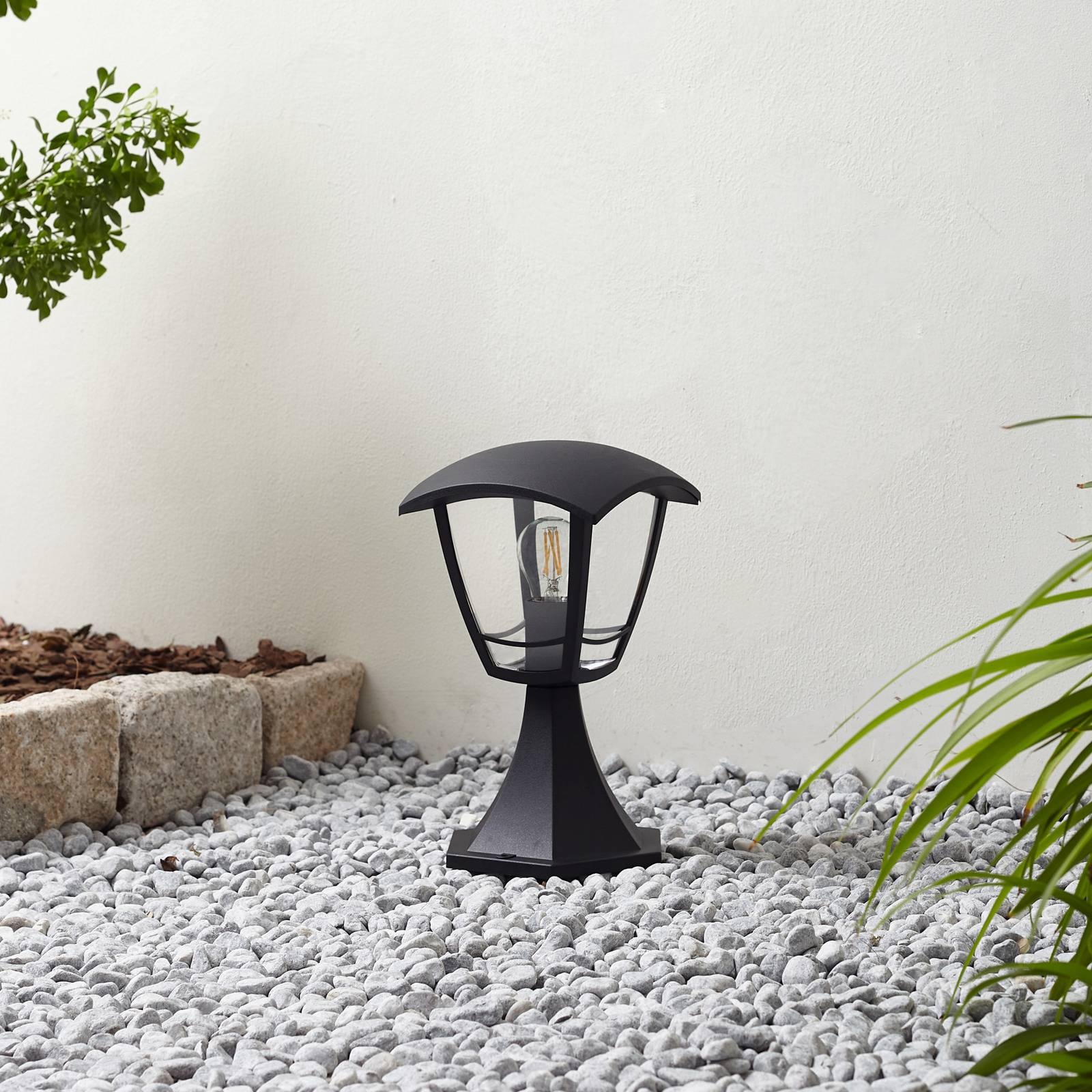 Lampa cokołowa Lindby Isidoro, czarna, wysokość 28 cm, tworzywo sztuczne