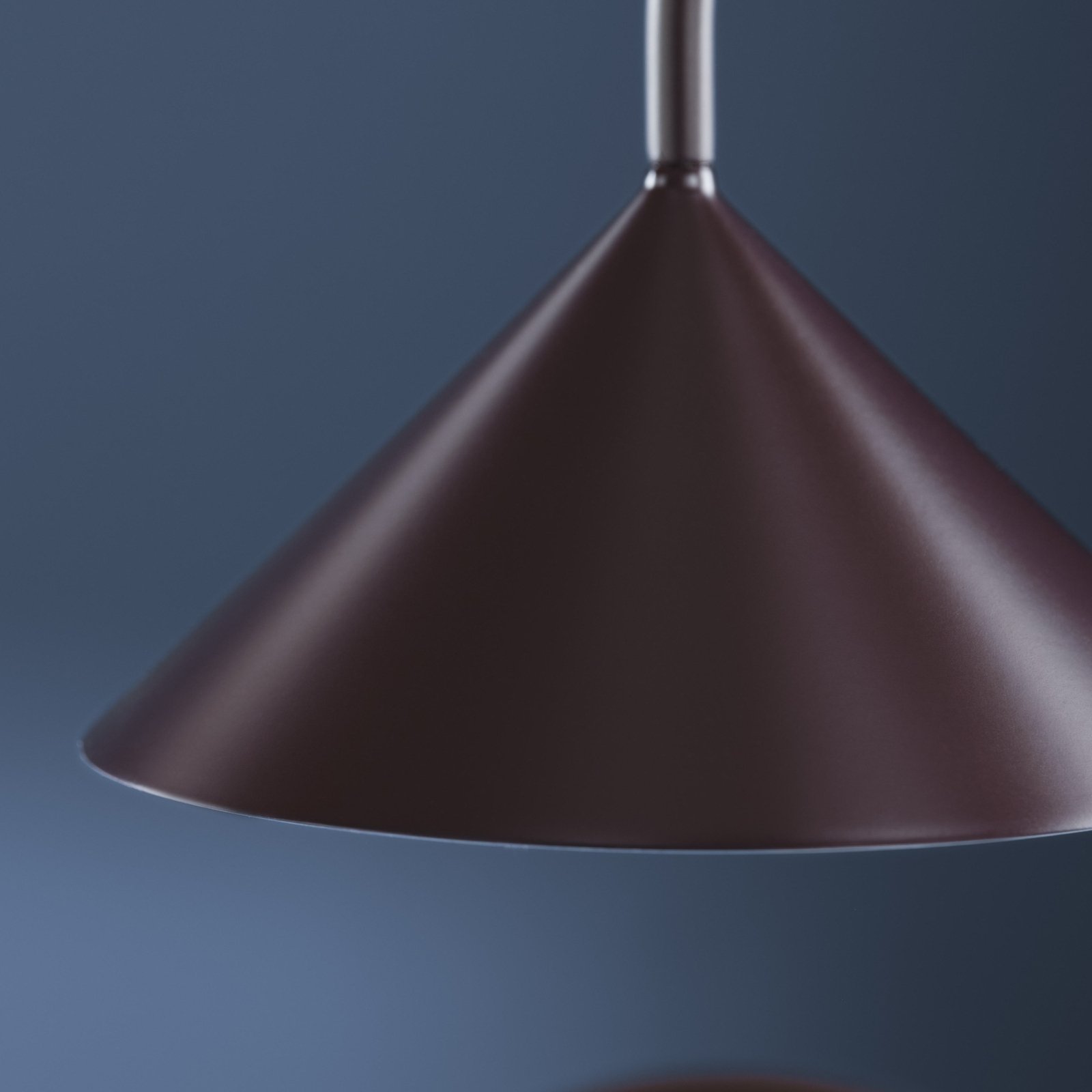 FRANDSEN LED-gulvlampe Grasp, mørkerød, høyde 72 cm, metall