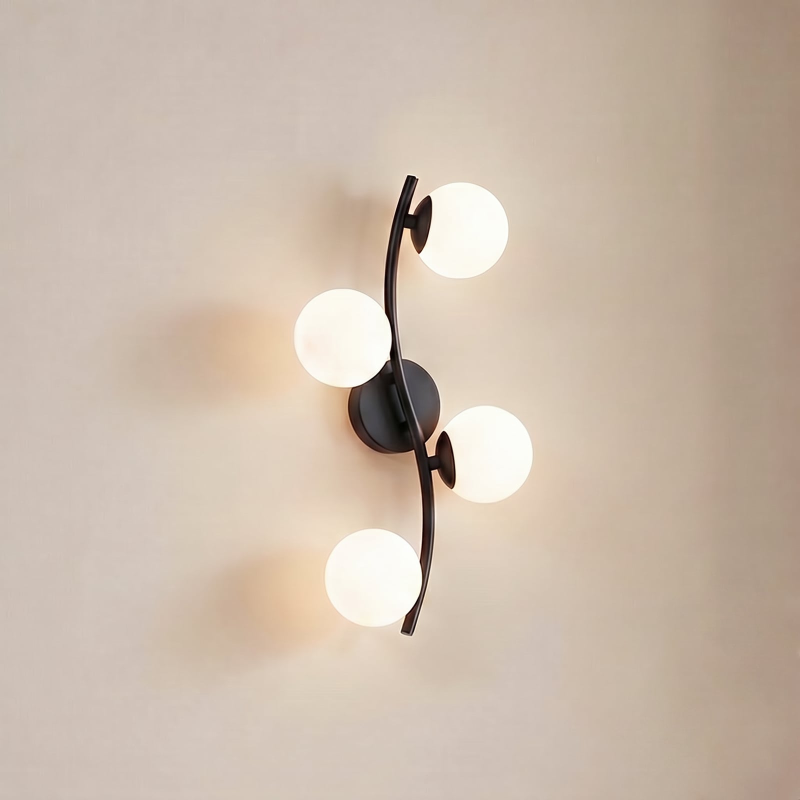 Lindby sienas lampa Josiana, opāls/melns, 48 cm, lodveida, stikls