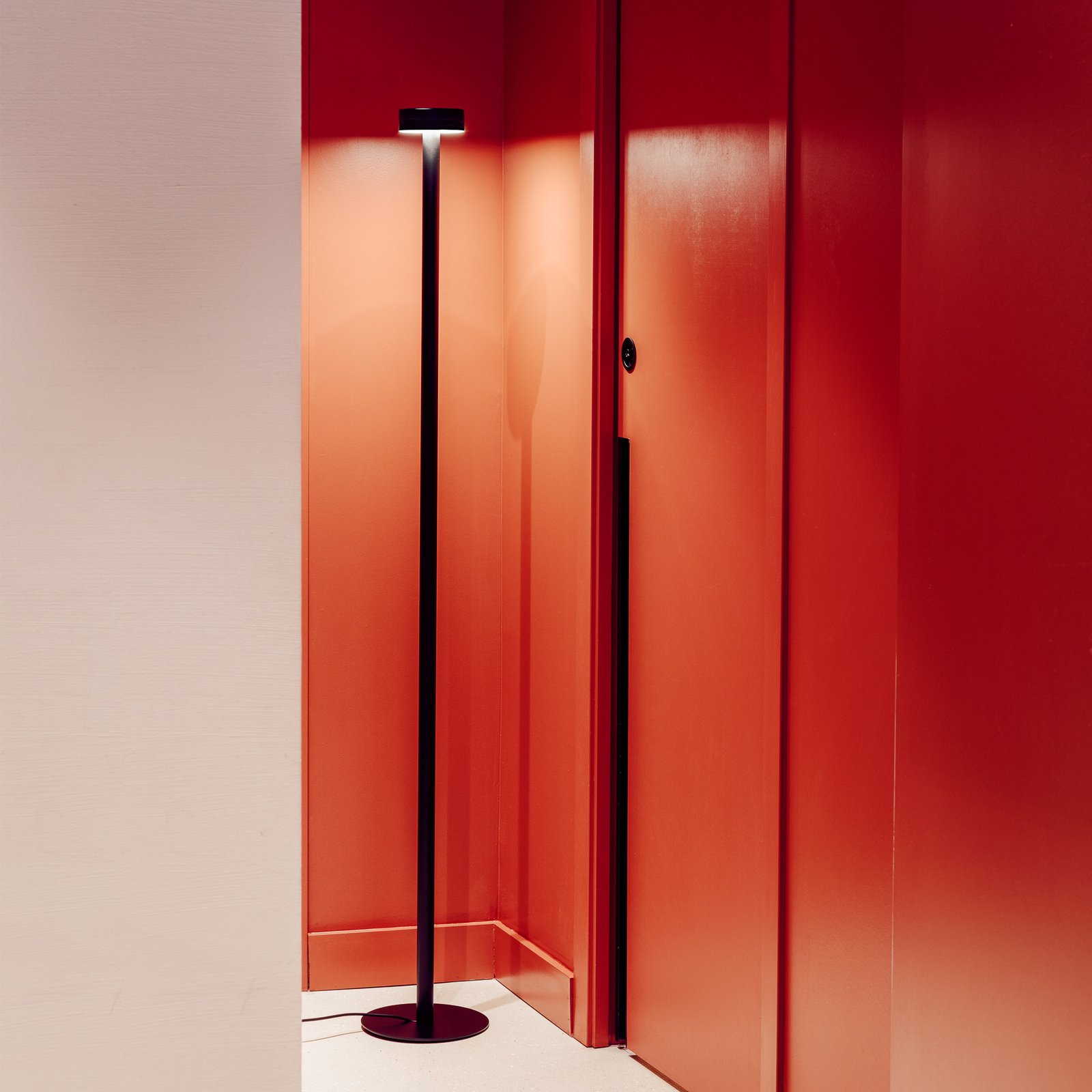 Milan Peak Lane LED floor lamp matt black