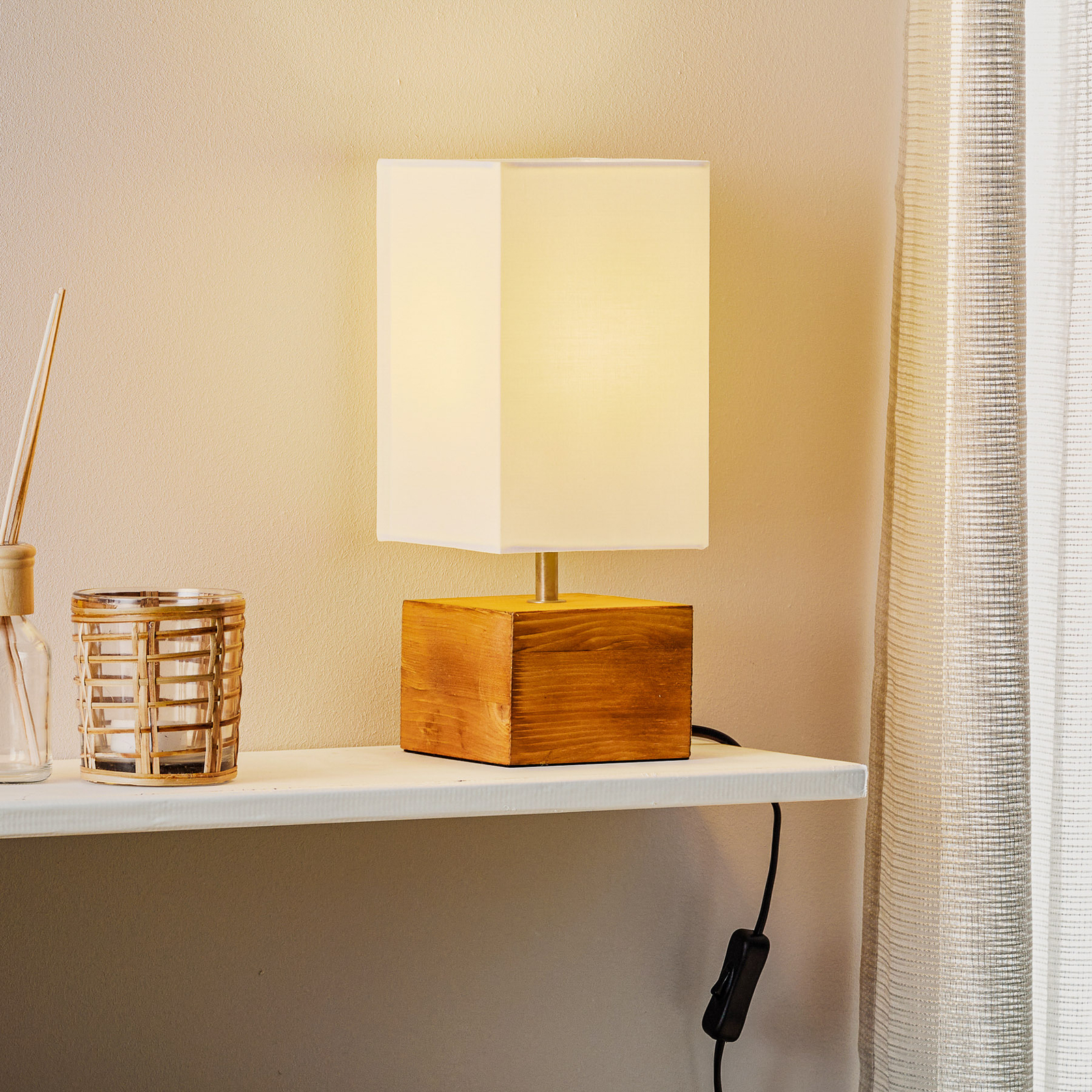 Woody table lamp with wooden base, 12 cm x 12 cm