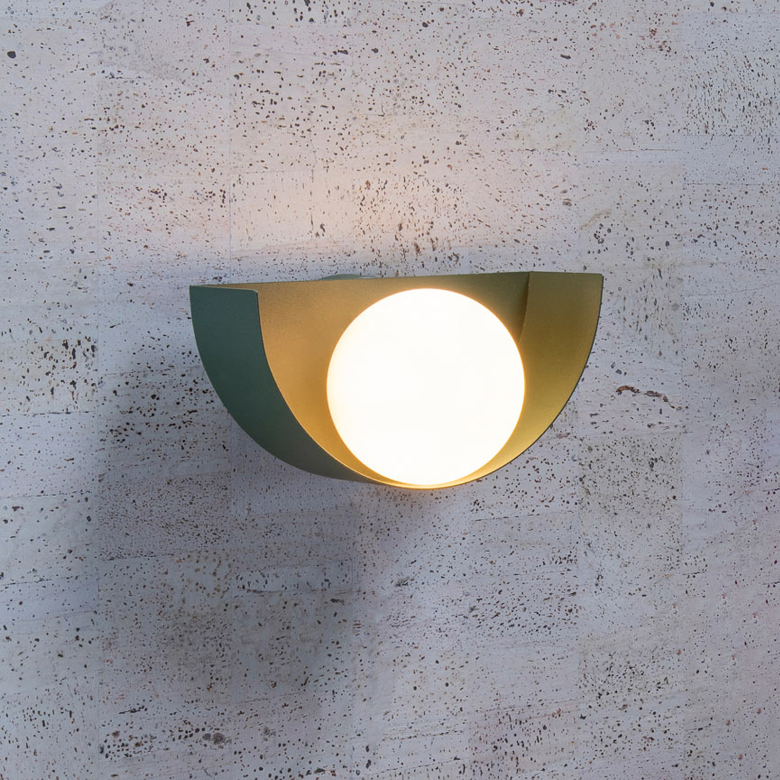 Wandlamp Benni met bolkap van glas, groen