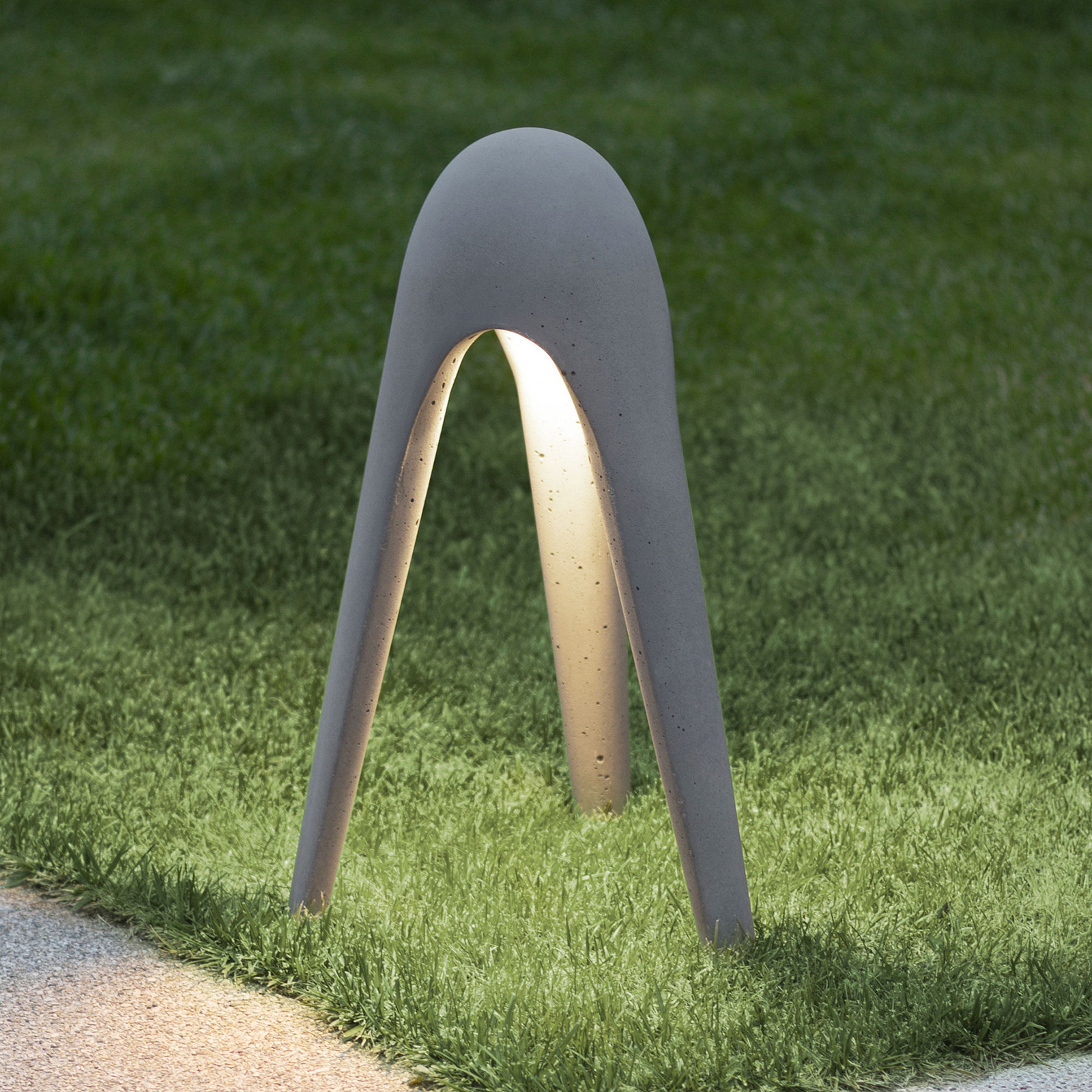 Martinelli Luce Cyborg LED-Wegeleuchte aus Beton