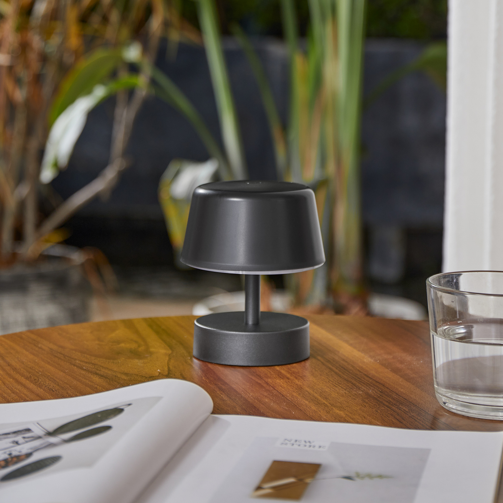 Lindby lampe de table LED rechargeable Nalani, 13 cm de haut, IP44, intensité