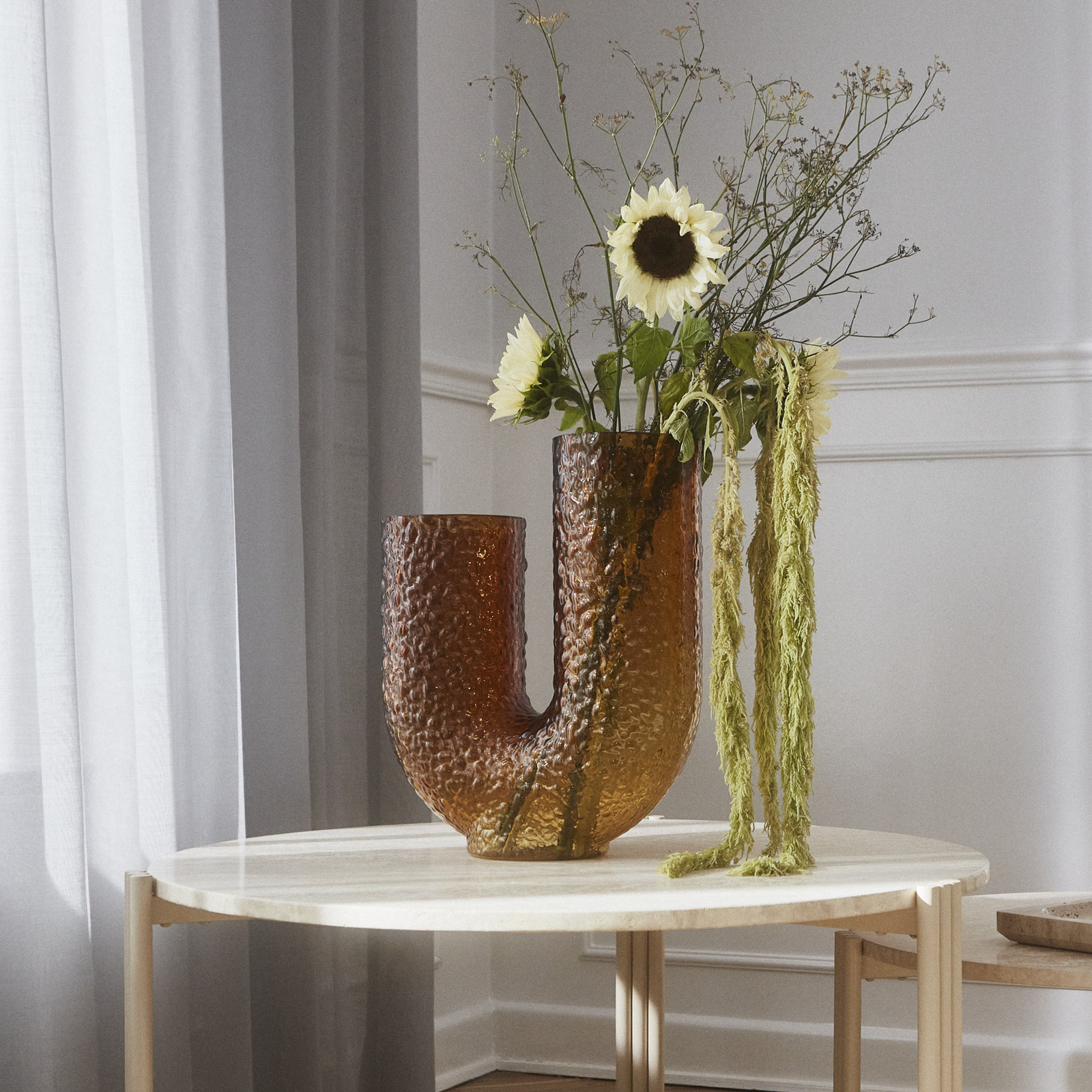 AYTM Vase Arura, ambre, hauteur 40 cm, largeur 34 cm, verre 