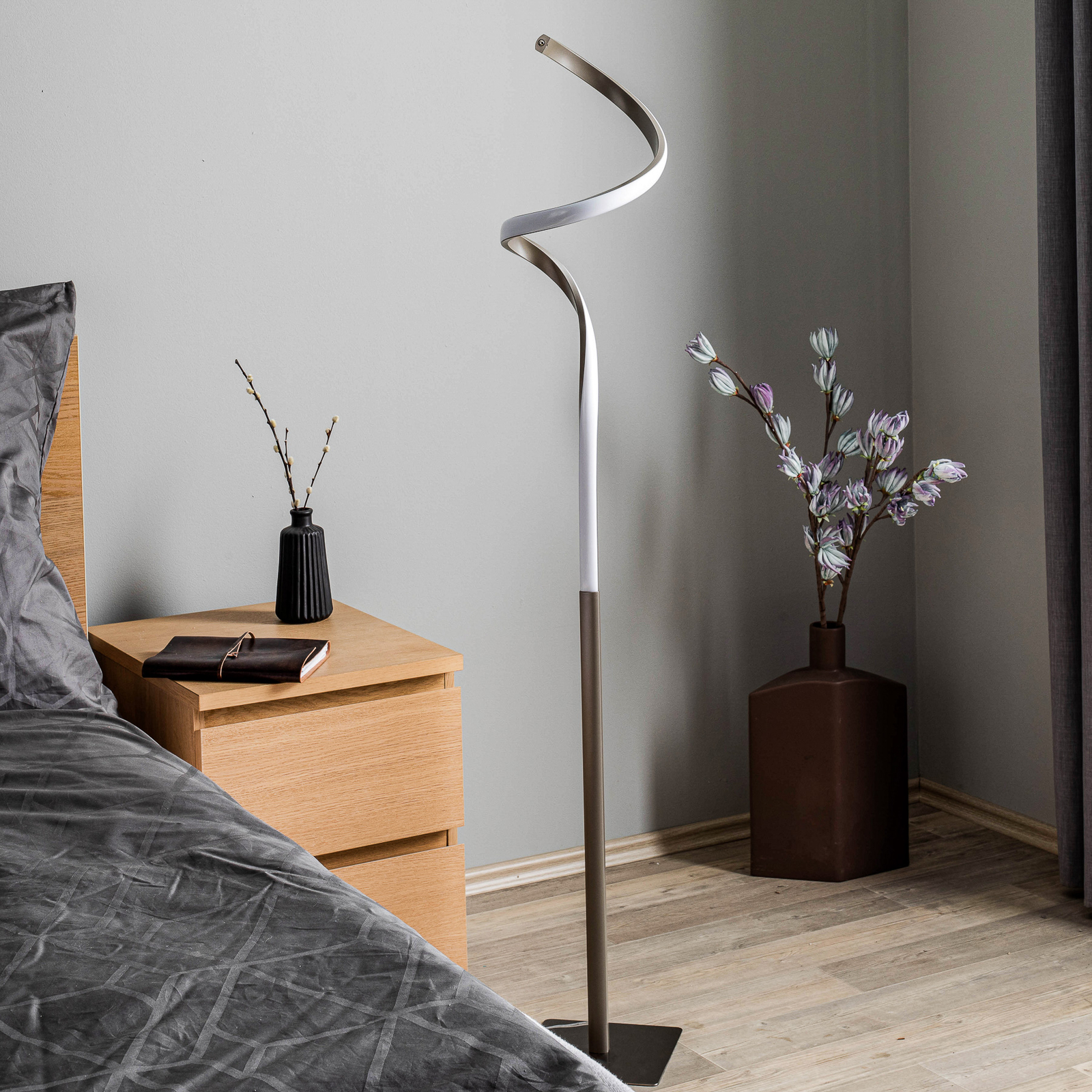 Lindby Kamia LED floor lamp, nickel