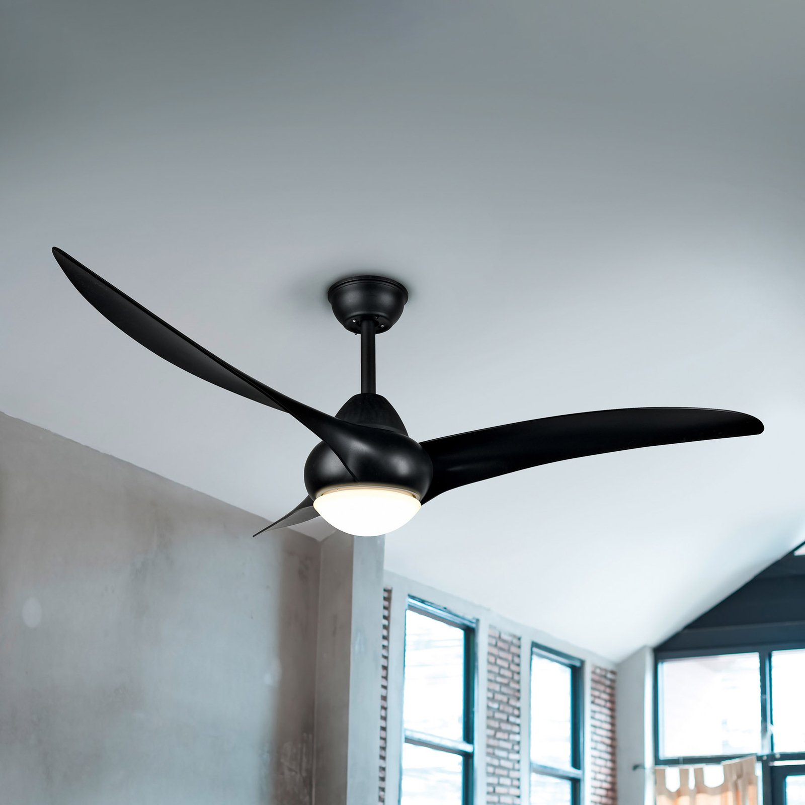 Alesund LED fan with a remote control, black