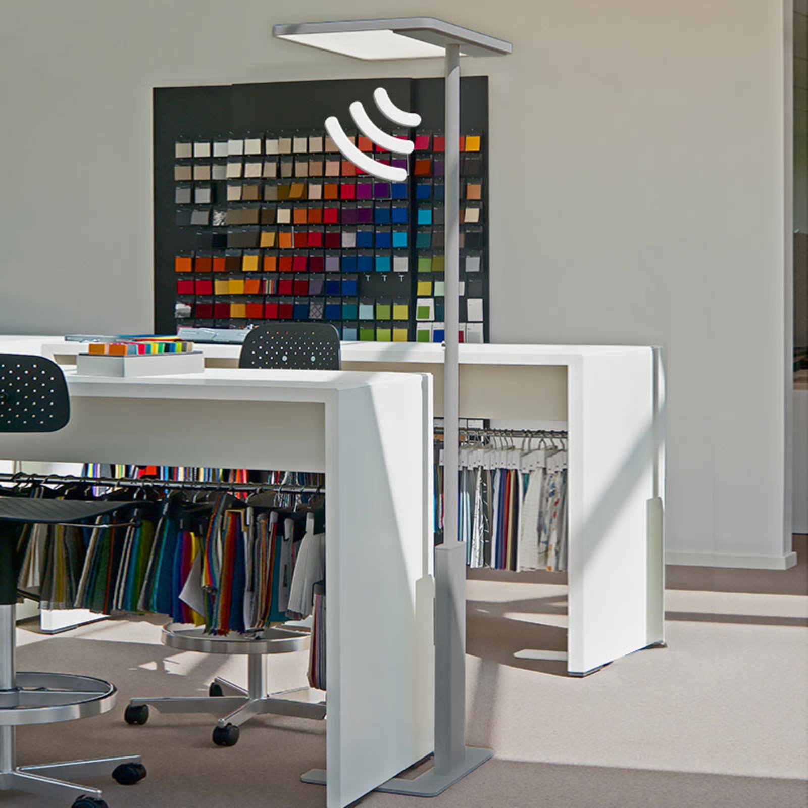 Офис подова лампа Linea-F със сензор в сиво