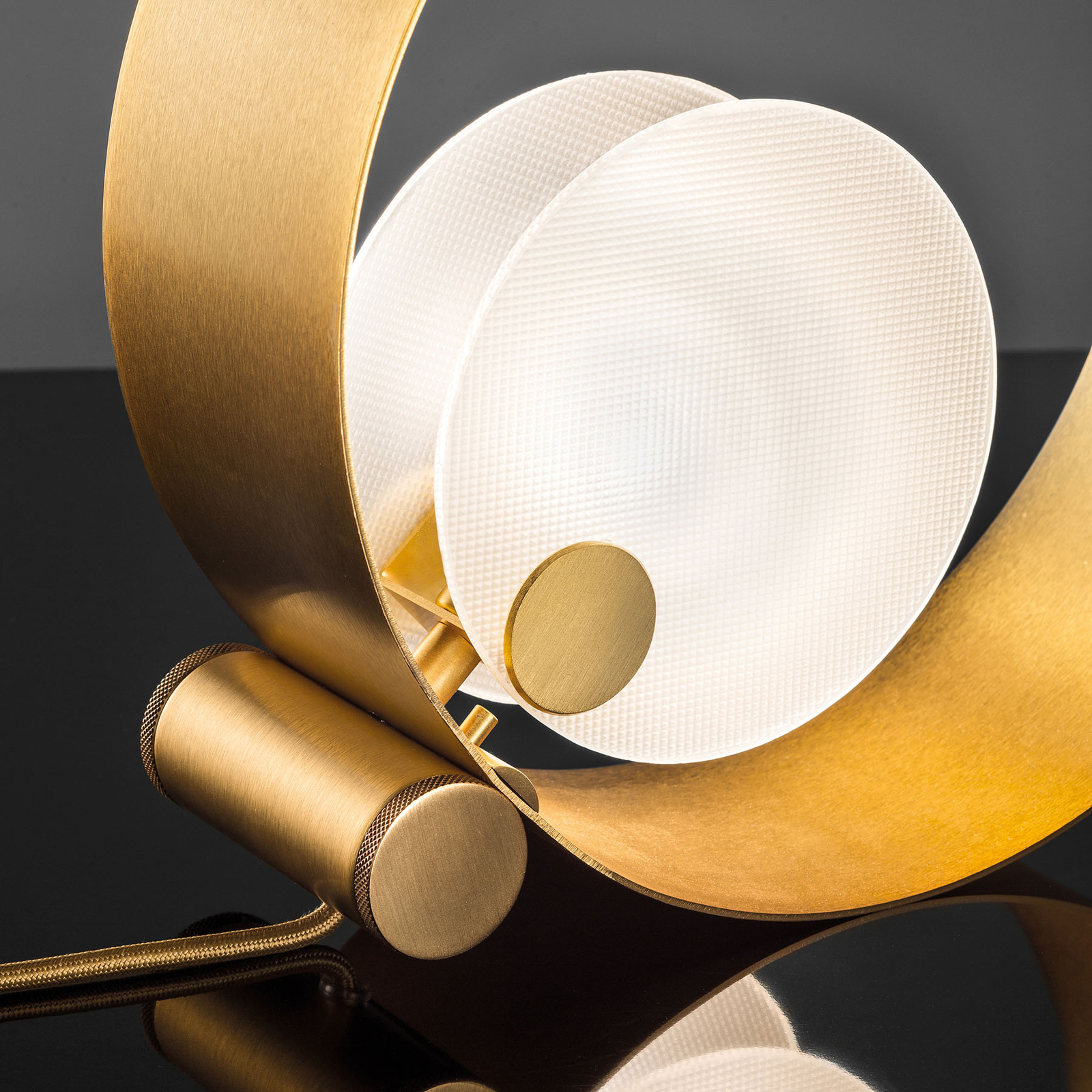 Sound TL1 table lamp, round, golden frame, G9