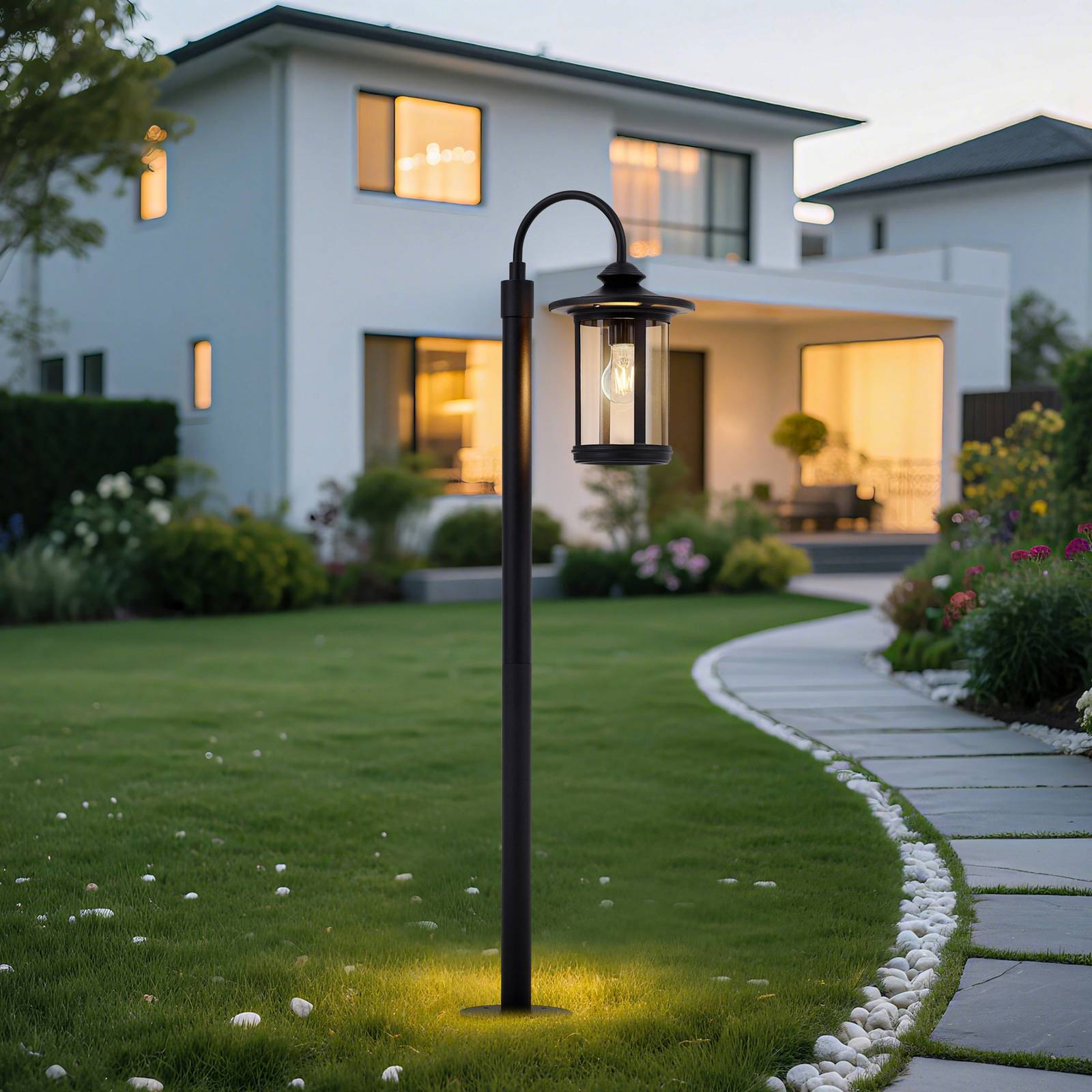 Lindby Wegeleuchte Zayn, schwarz, Glas, Höhe 109 cm, IP65 günstig online kaufen
