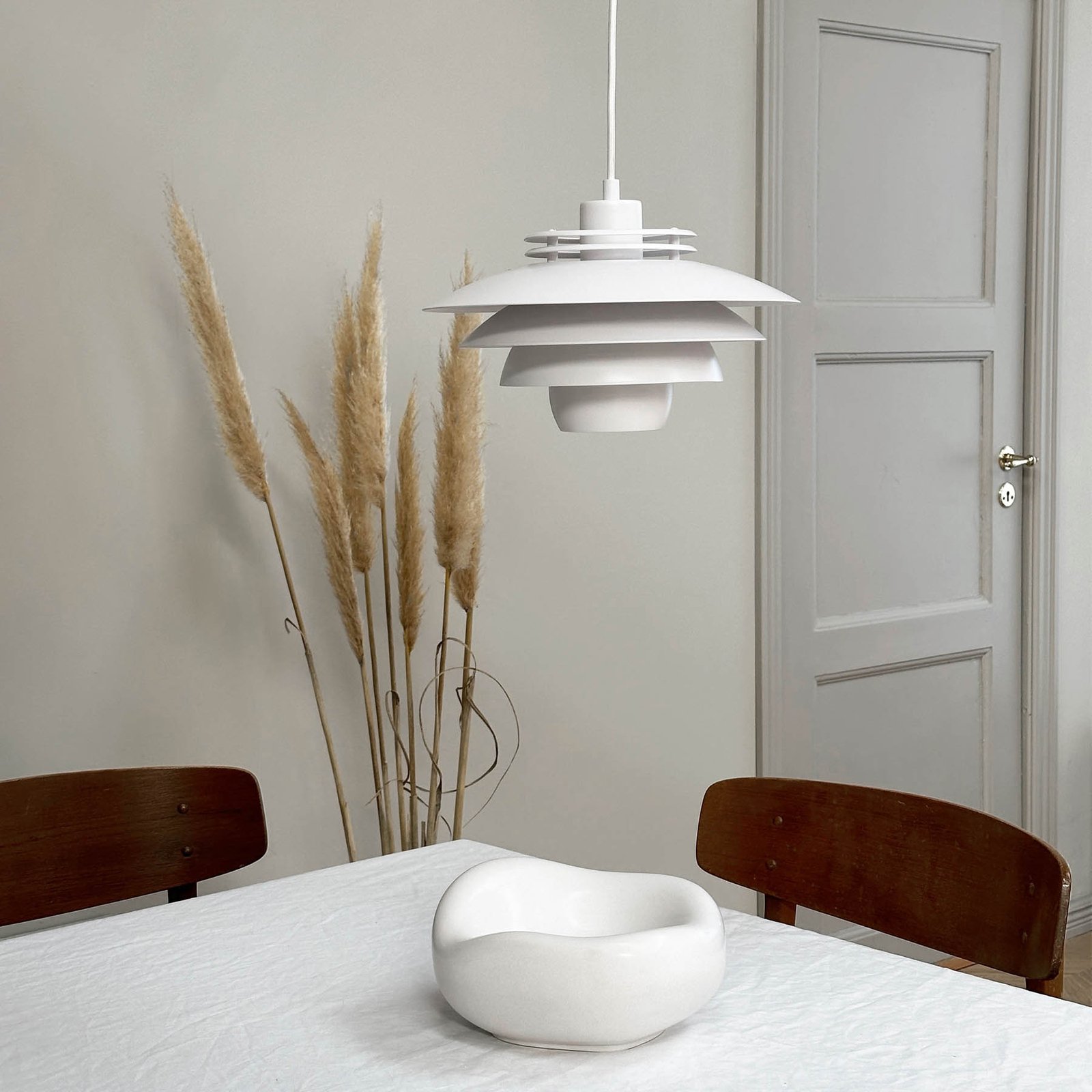 Dyberg Larsen piekaramā lampa Ejka mini, balta, Ø 30 cm, metāls