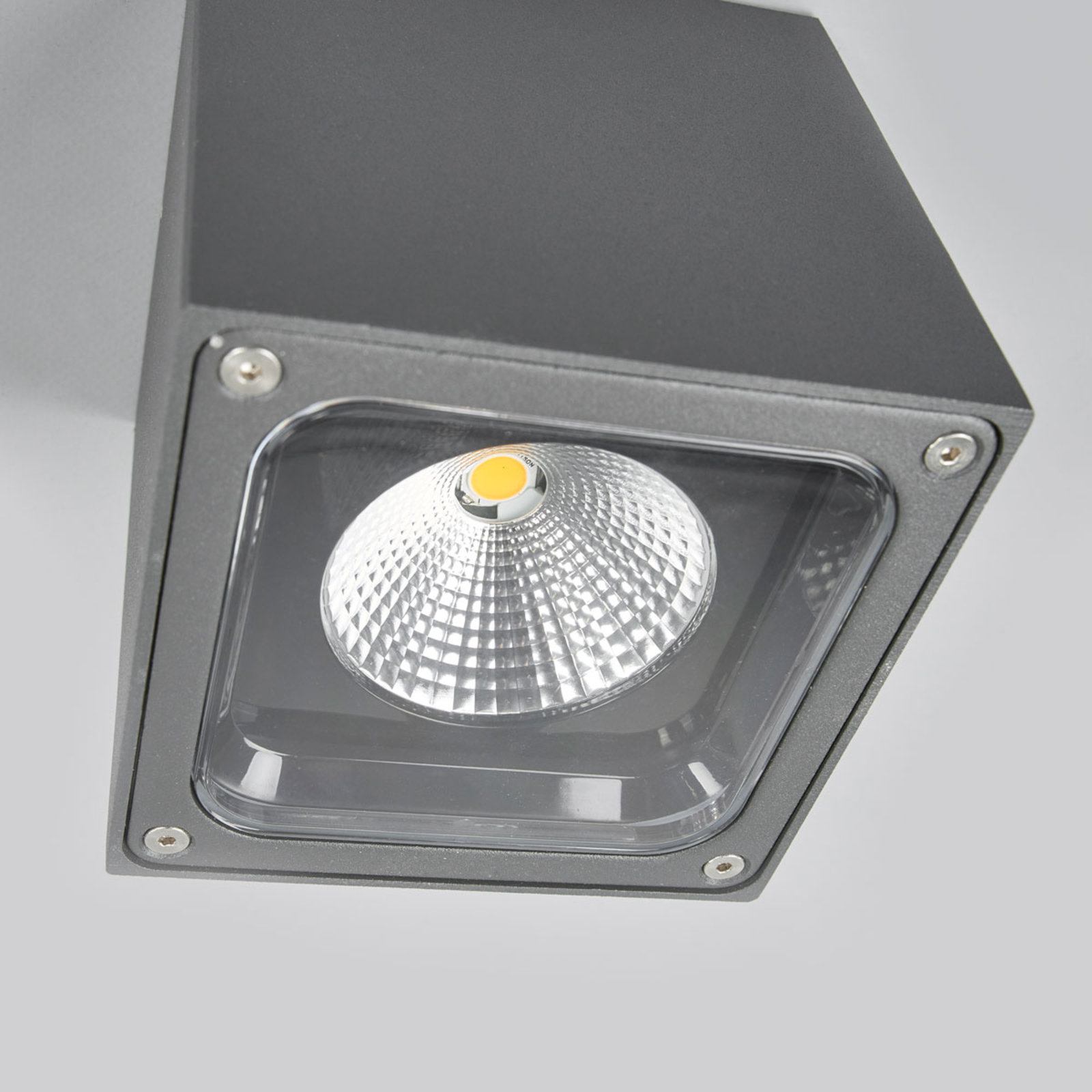 Plafón LED Tanea en forma cúbica, IP54