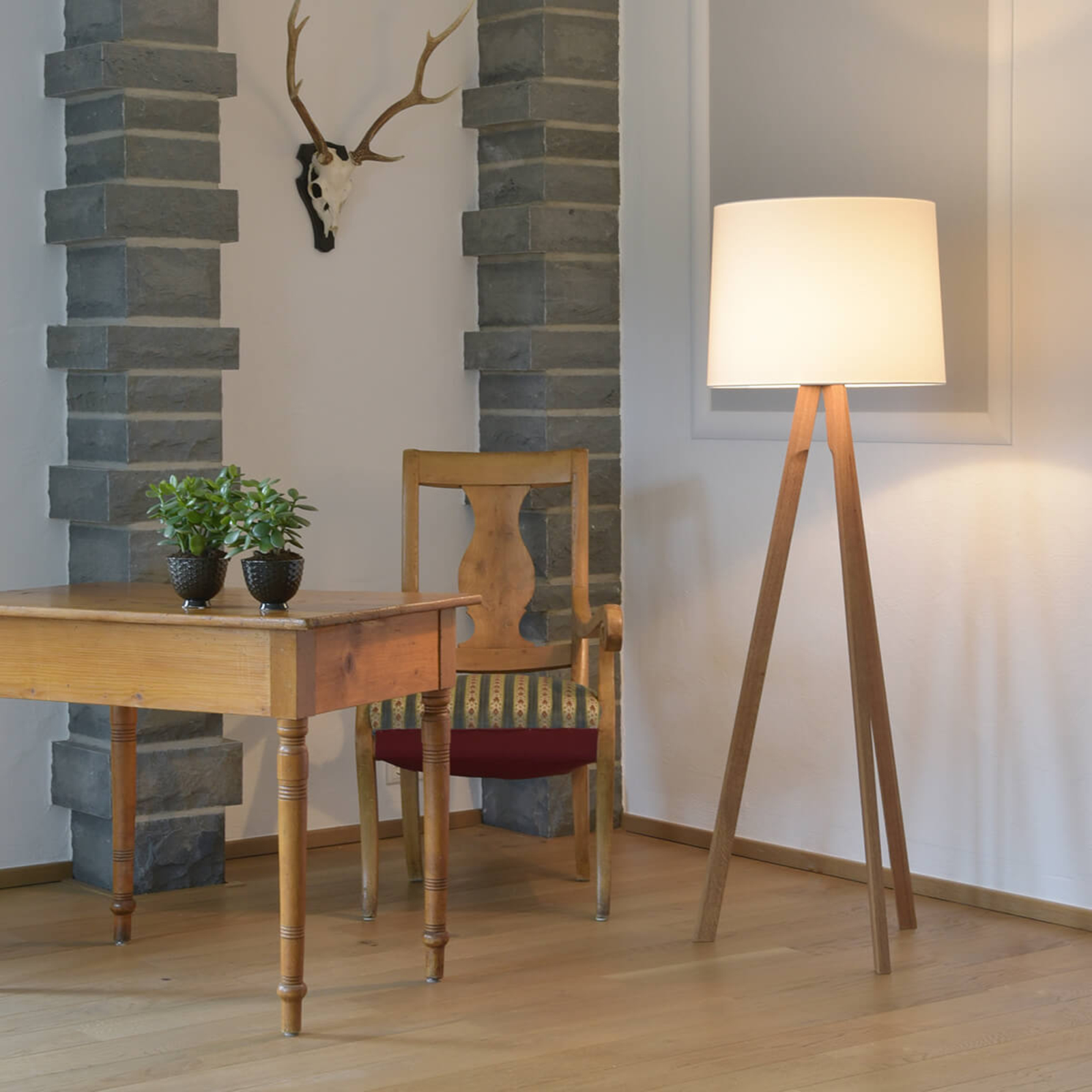 HerzBlut Tre gulvlampe trebeinet med solid tre Gulvlampe i solid naturlig tre og med hvit lampeskjerm