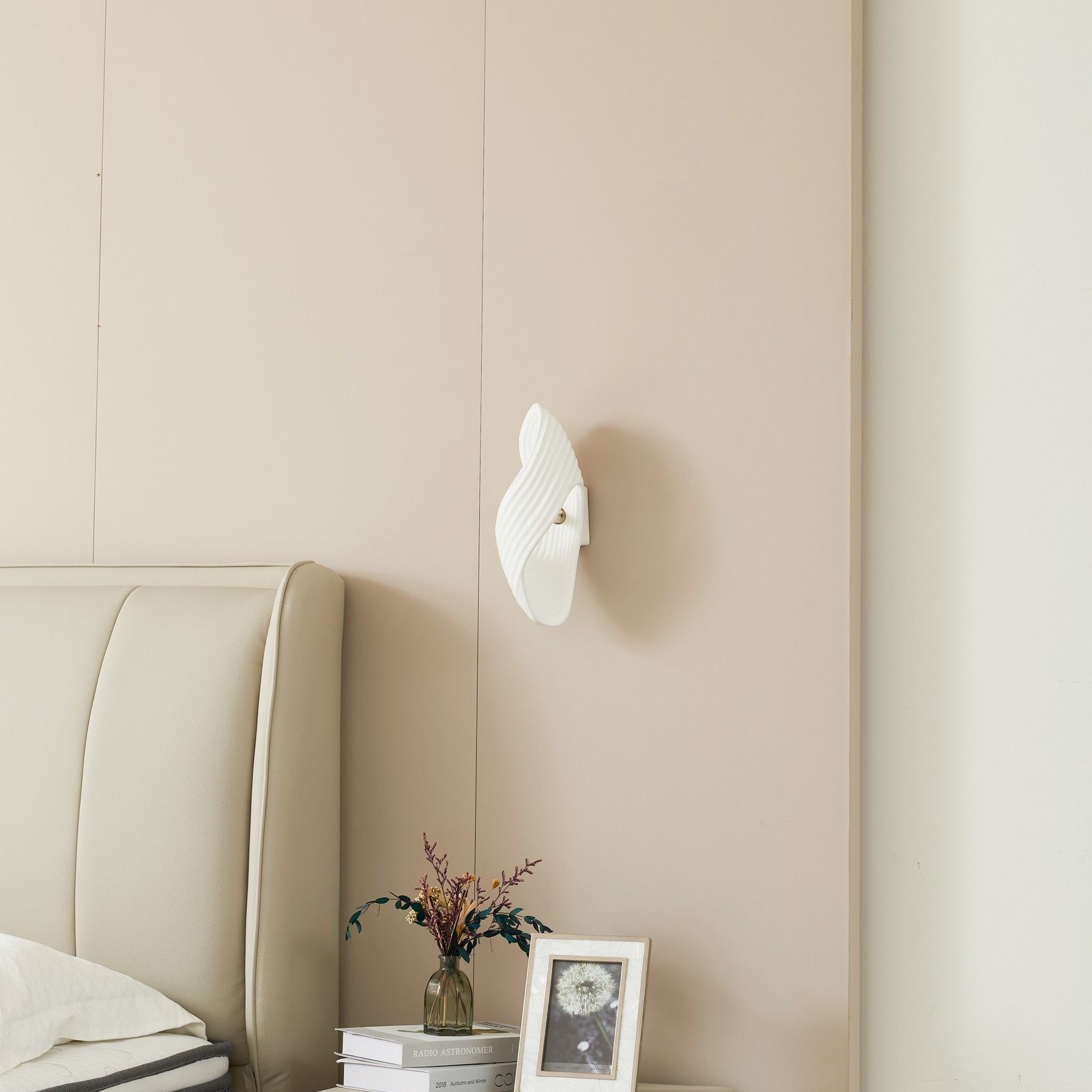 Lindby wall light Ornela, white, plaster, height 29.5 cm