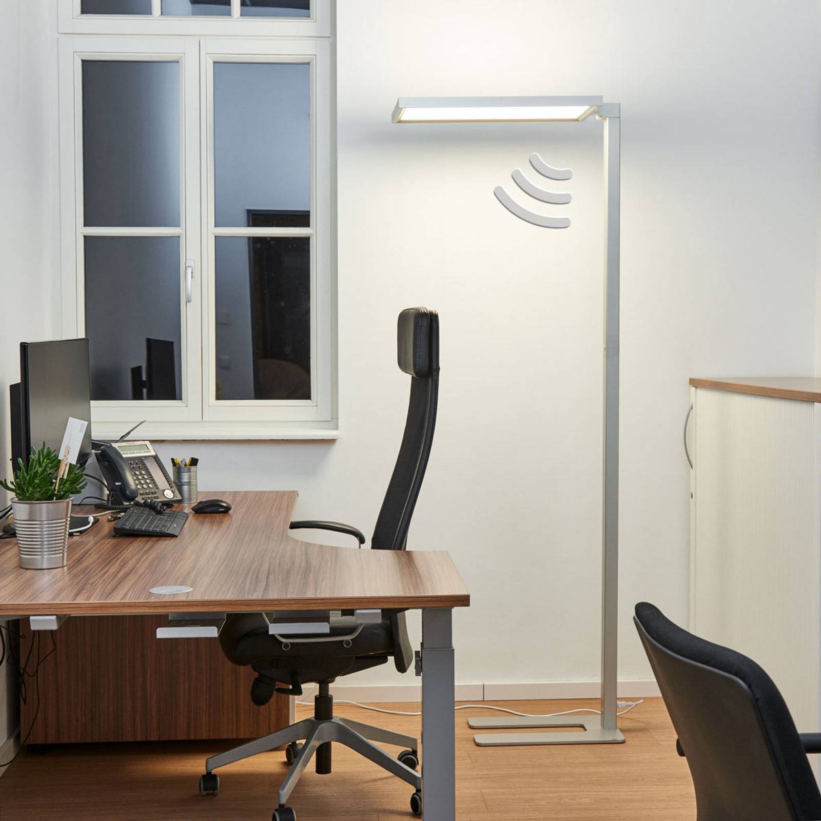 Sølvfarget LED-stålampe Dorean til kontoret