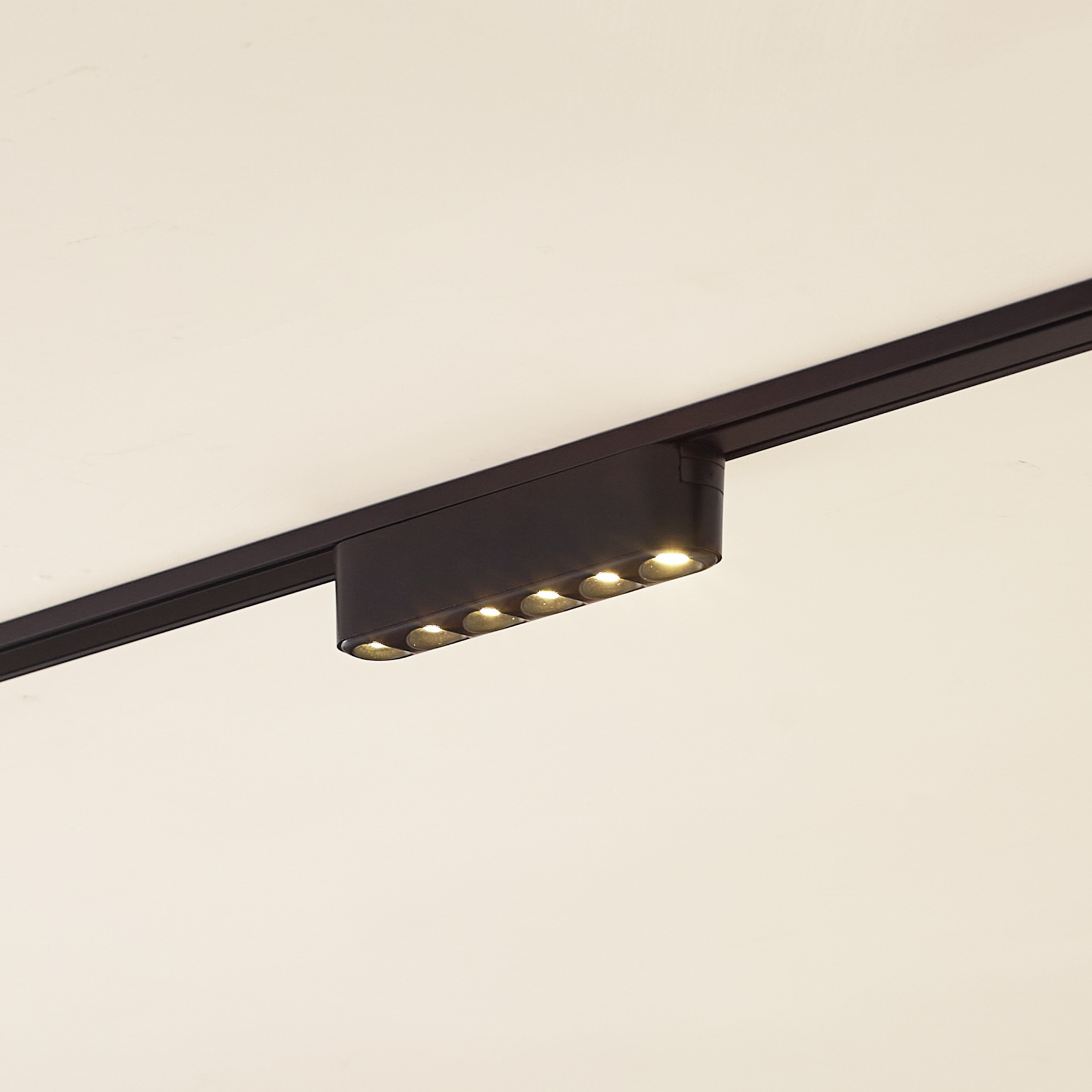 Lindby Striscia LED 48V Lumaro, nera, 6 punti, 2,4 cm, dimmerabile