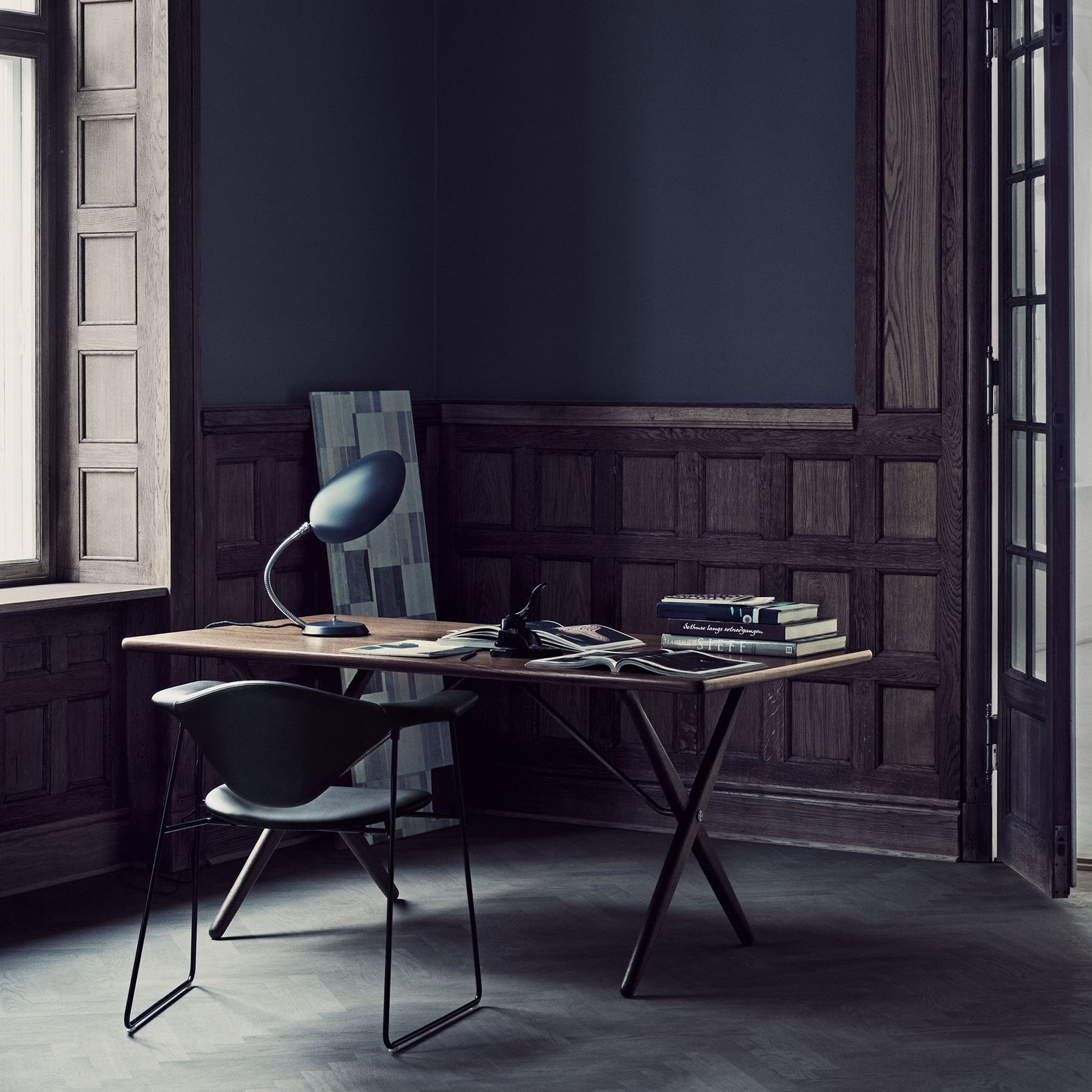 Cobra Table Lamp Jet-Black - GUBI