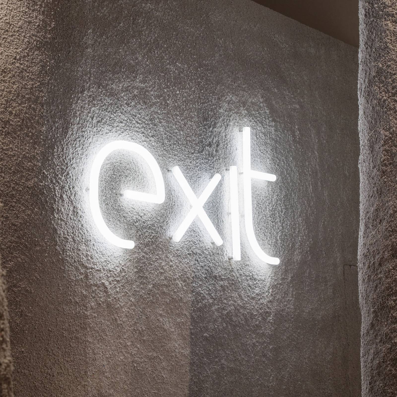 Artemide Alphabet of Light ściana mała litera v