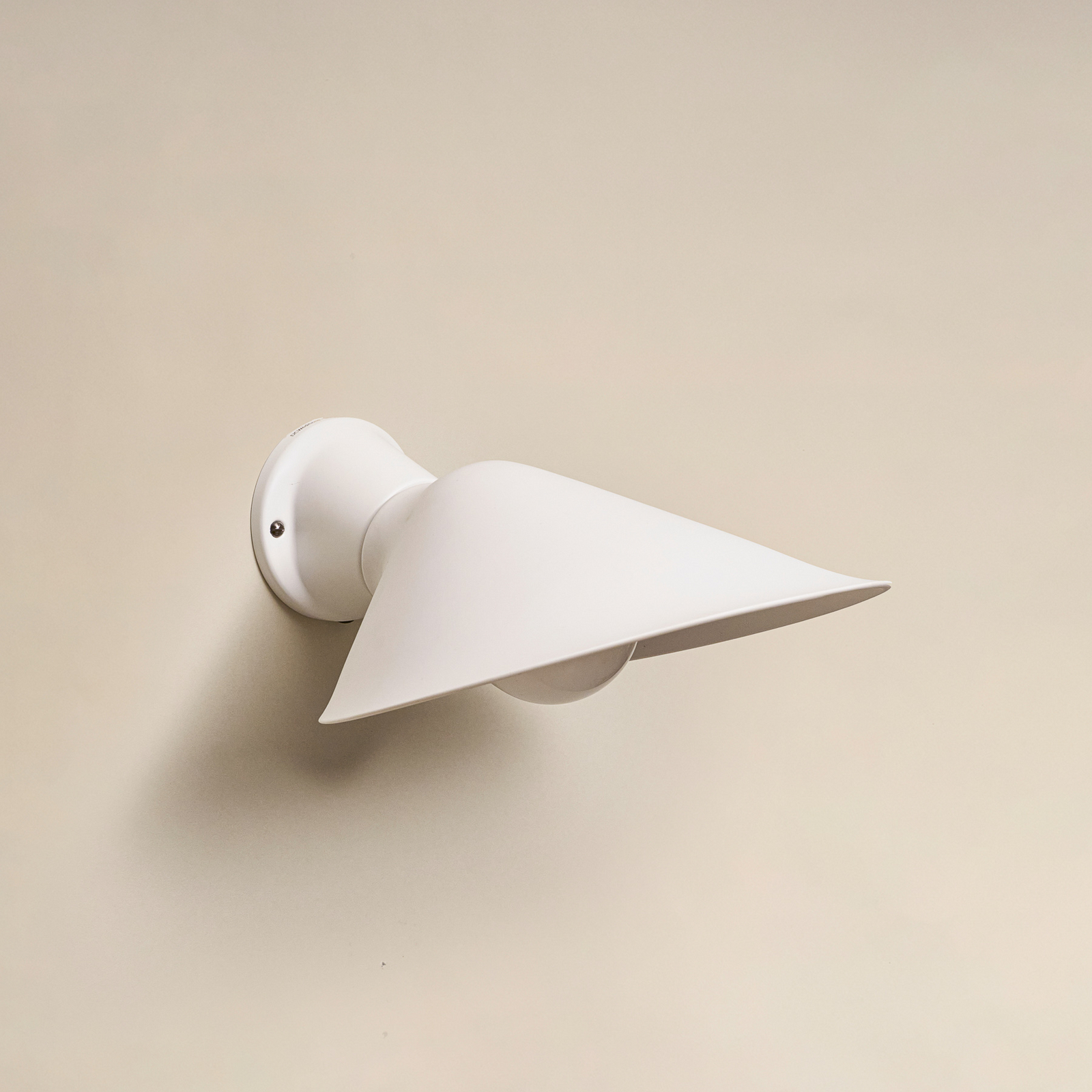 Applique per il bagno Plume, alluminio/porcellana, bianca, IP44 - DCW