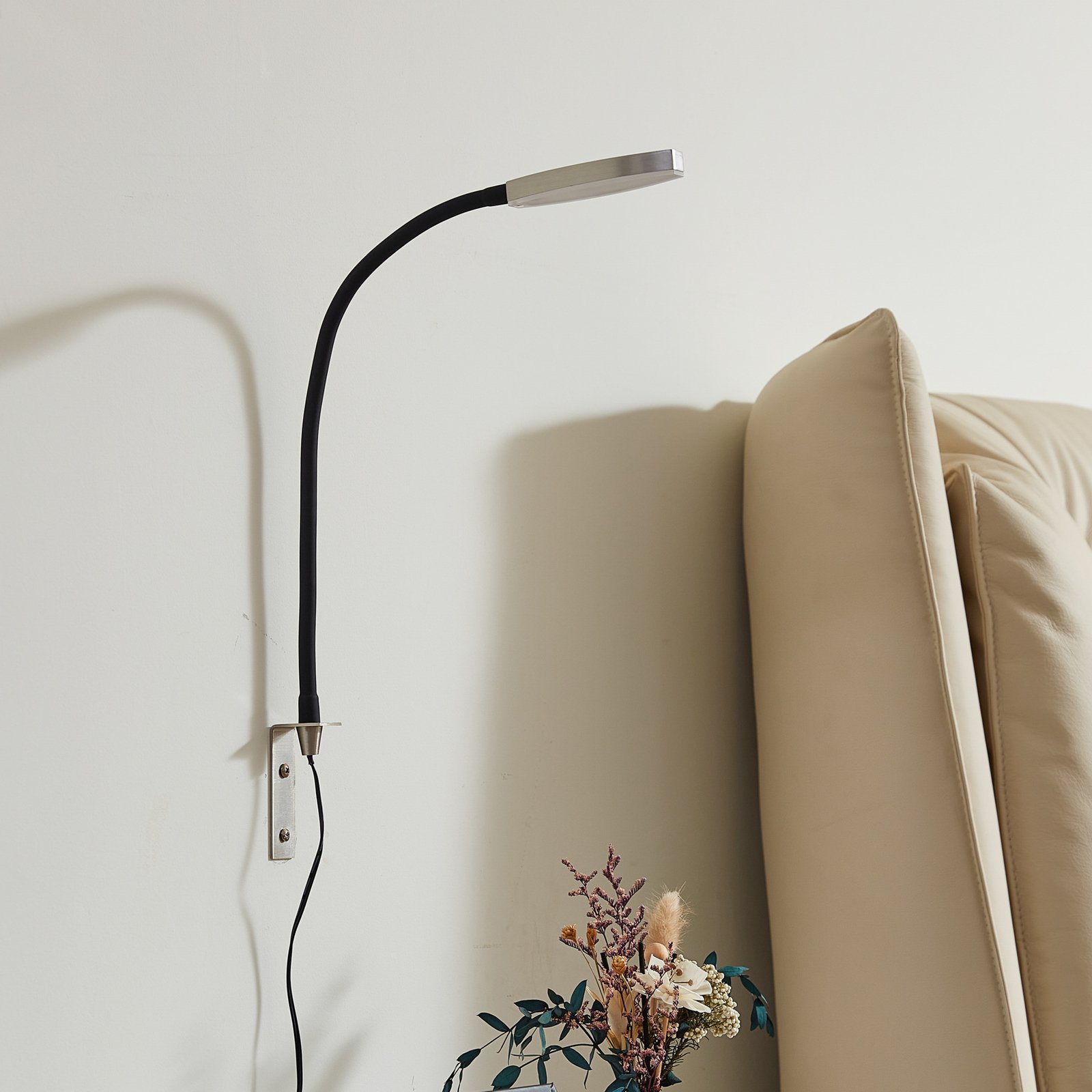 Lindby Flexola LED-es olvasólámpa, nikkel, kerek fejjel