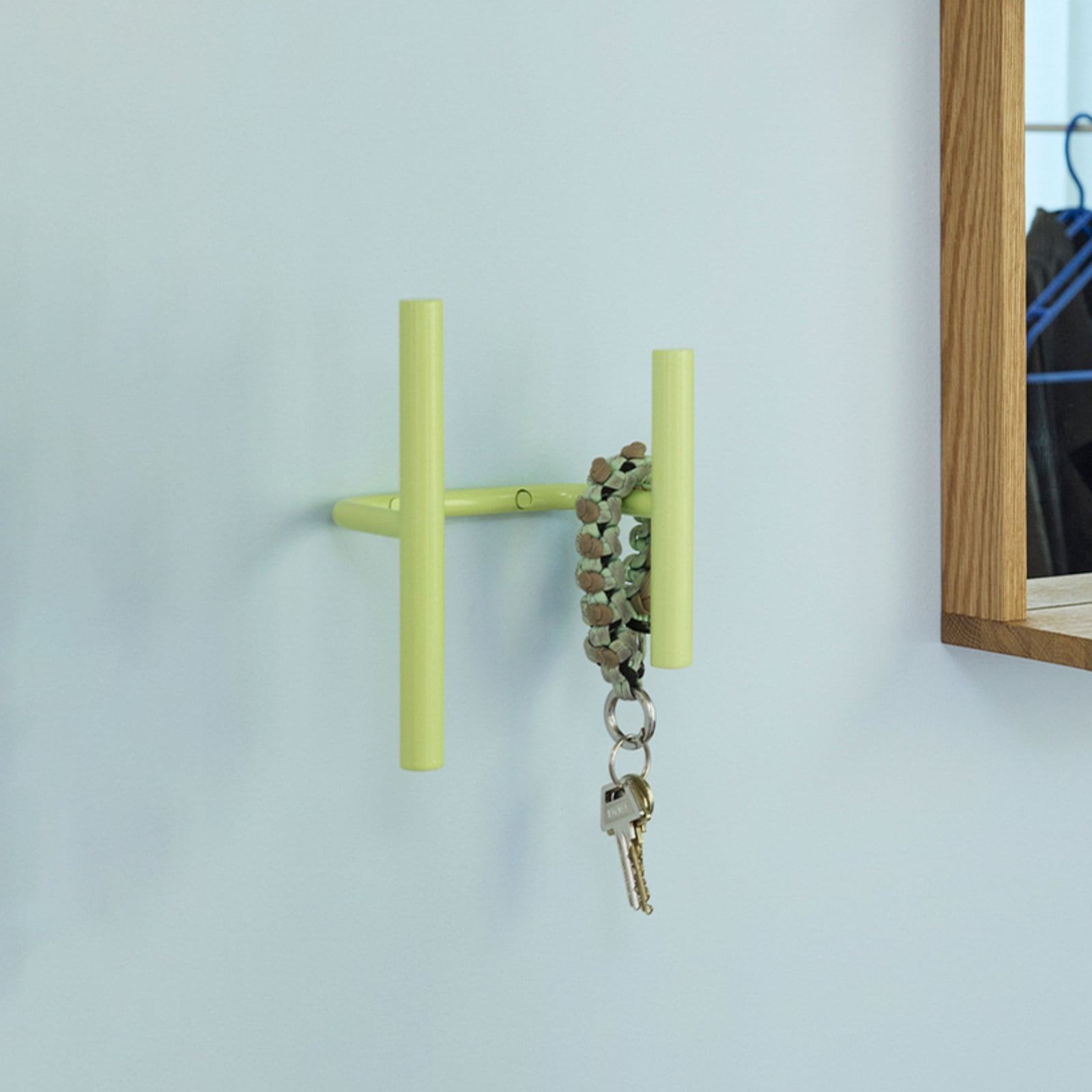 Sieninis drabužių kabyklė „Flip“, šviesiai žalia, plotis 20 cm, metalinė