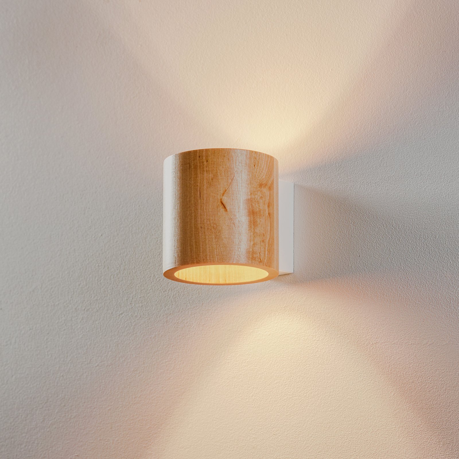 Lámpara de pared Ara en forma de cilindro, madera