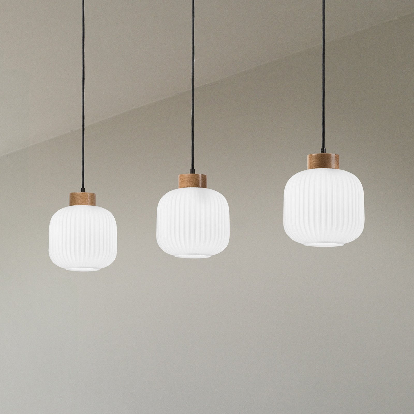 Lamkur Lighting Lampă suspendată Harmony lungime 110 cm sticlă opală lemn de stejar 3 becuri. - Camera de zi / sufragerie - Scandinavă - alb opal stejar