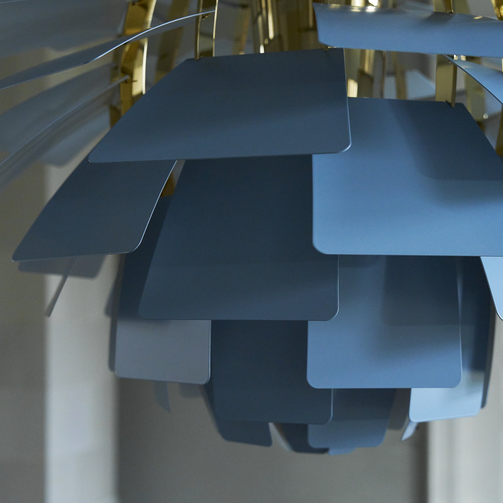 Hängelampe PH Artichoke blau/messing Ø 48 cm Louis Poulsen