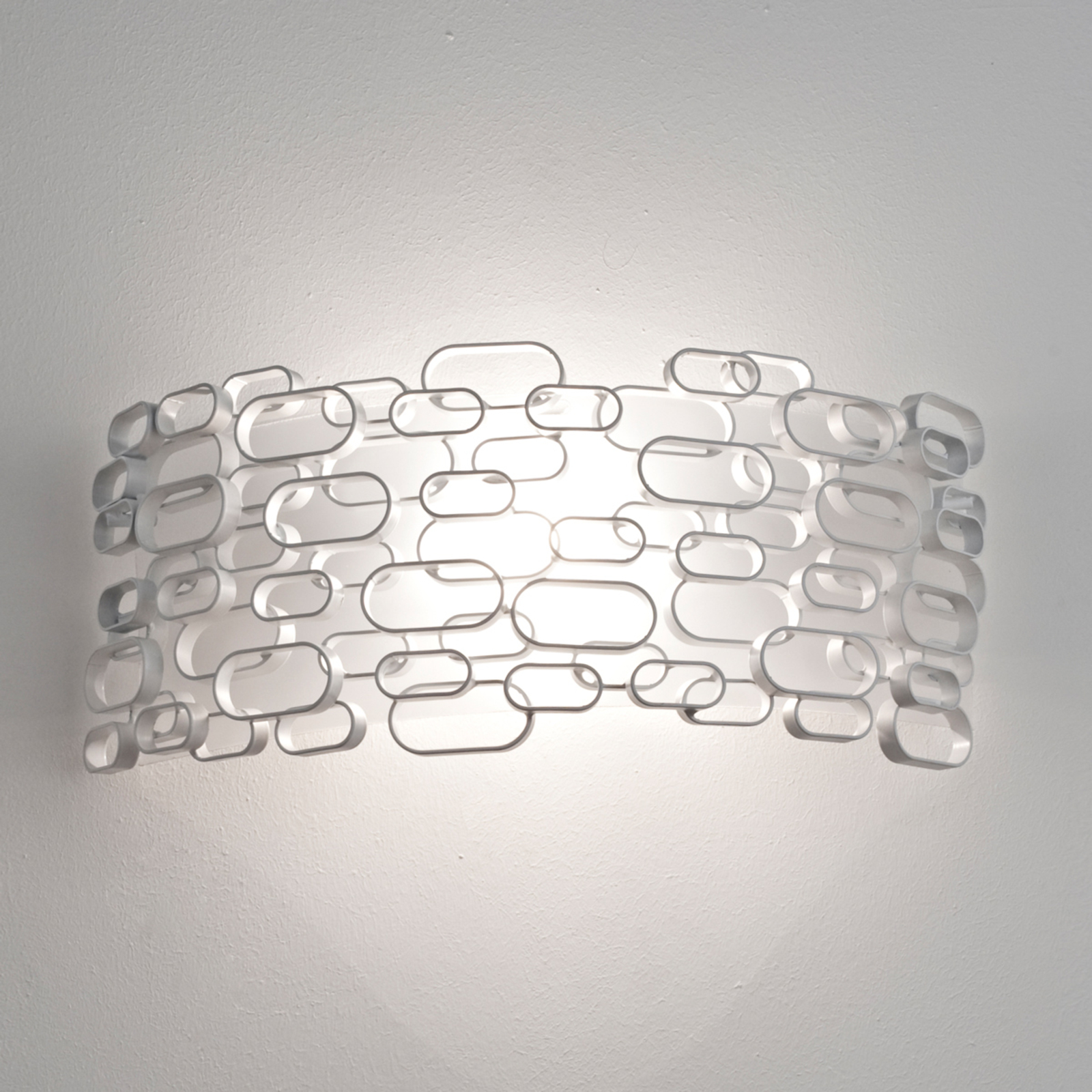 Interestingly designed Glamour wall lamp