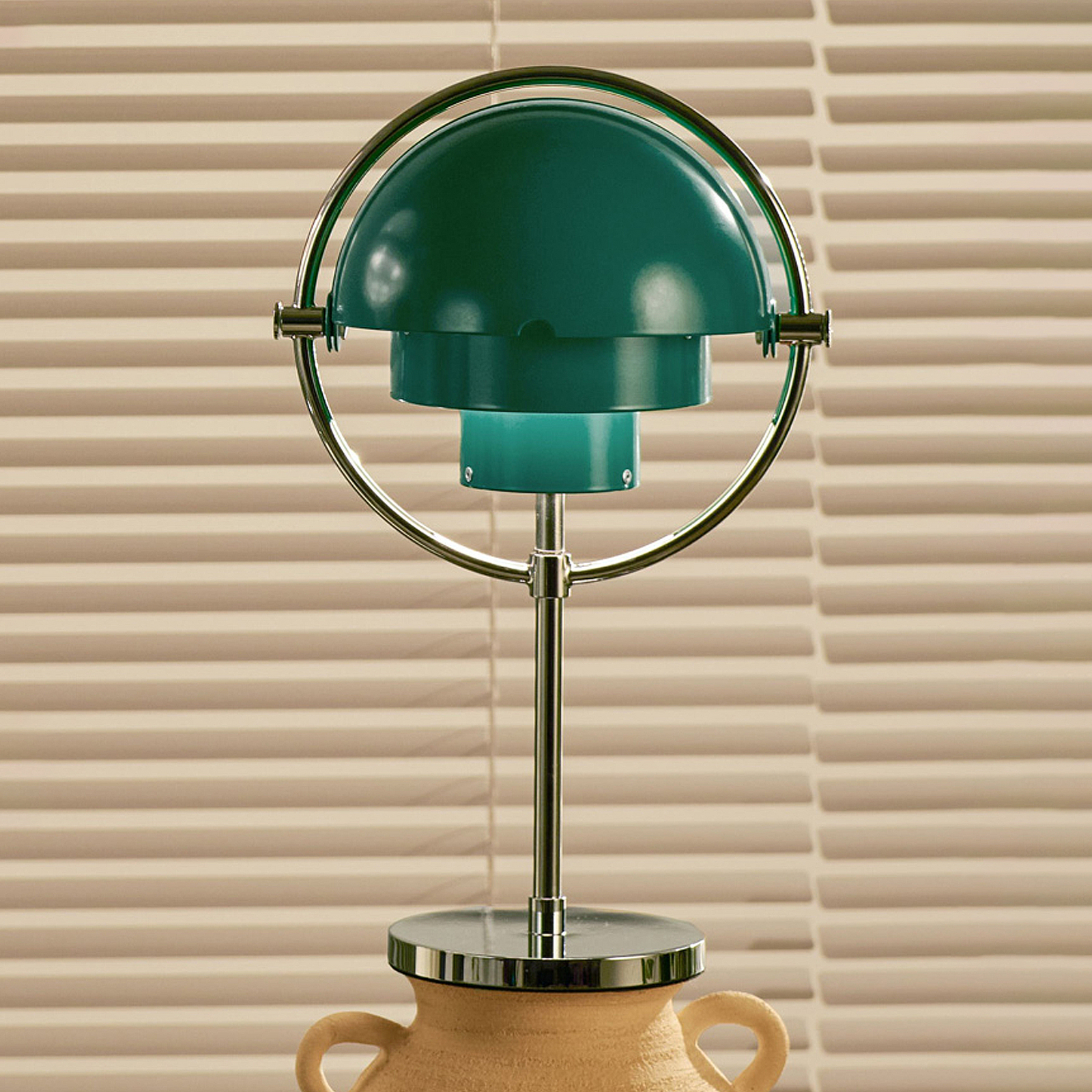 Gubi Multi-Lite stolna lampa na baterije, krom/plavo-zelena, V 30 cm