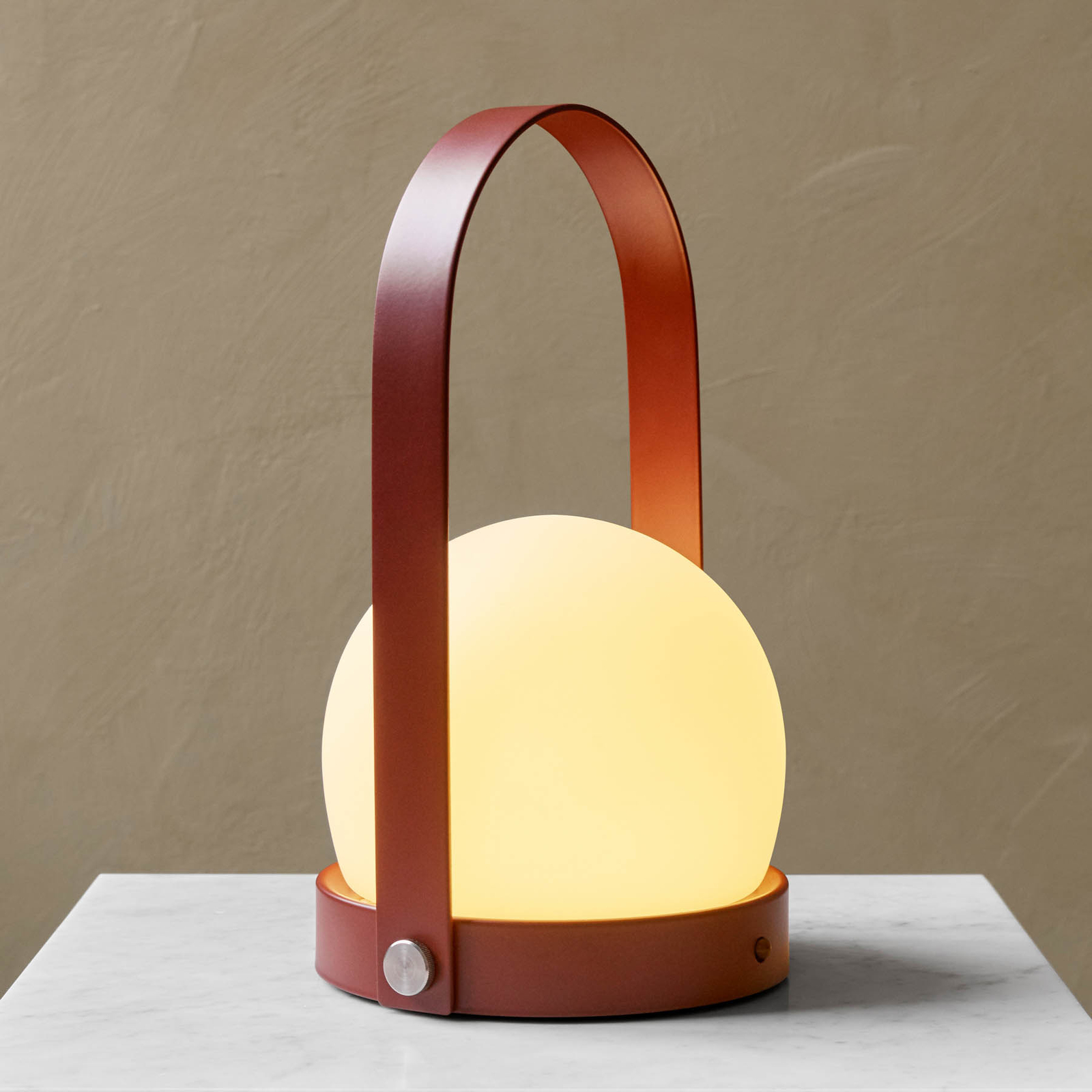 Carrie Portable Tischleuchte Burned Red - Audo Copenhagen