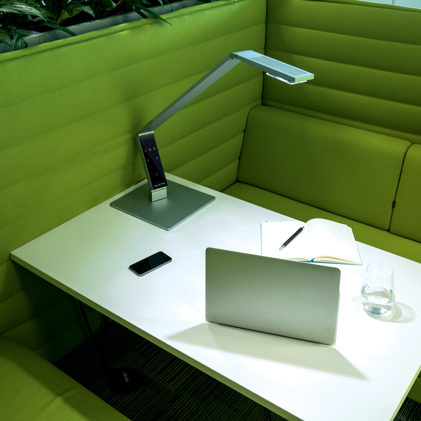 Luctra Table Linear LED-Tischleuchte mit Fuß