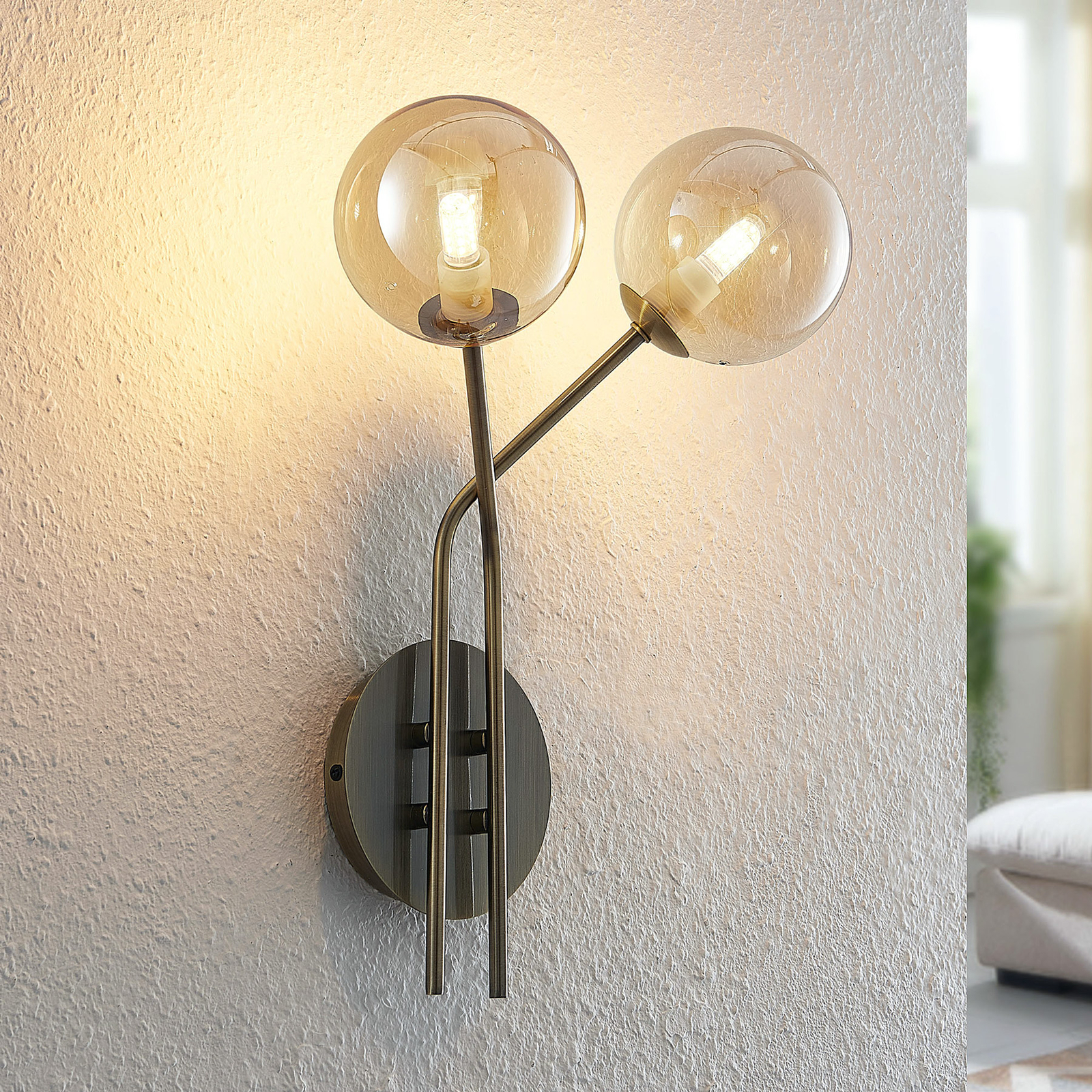 Lucande Wynona sienas lampa, 2 gaismas, antīkais misiņš