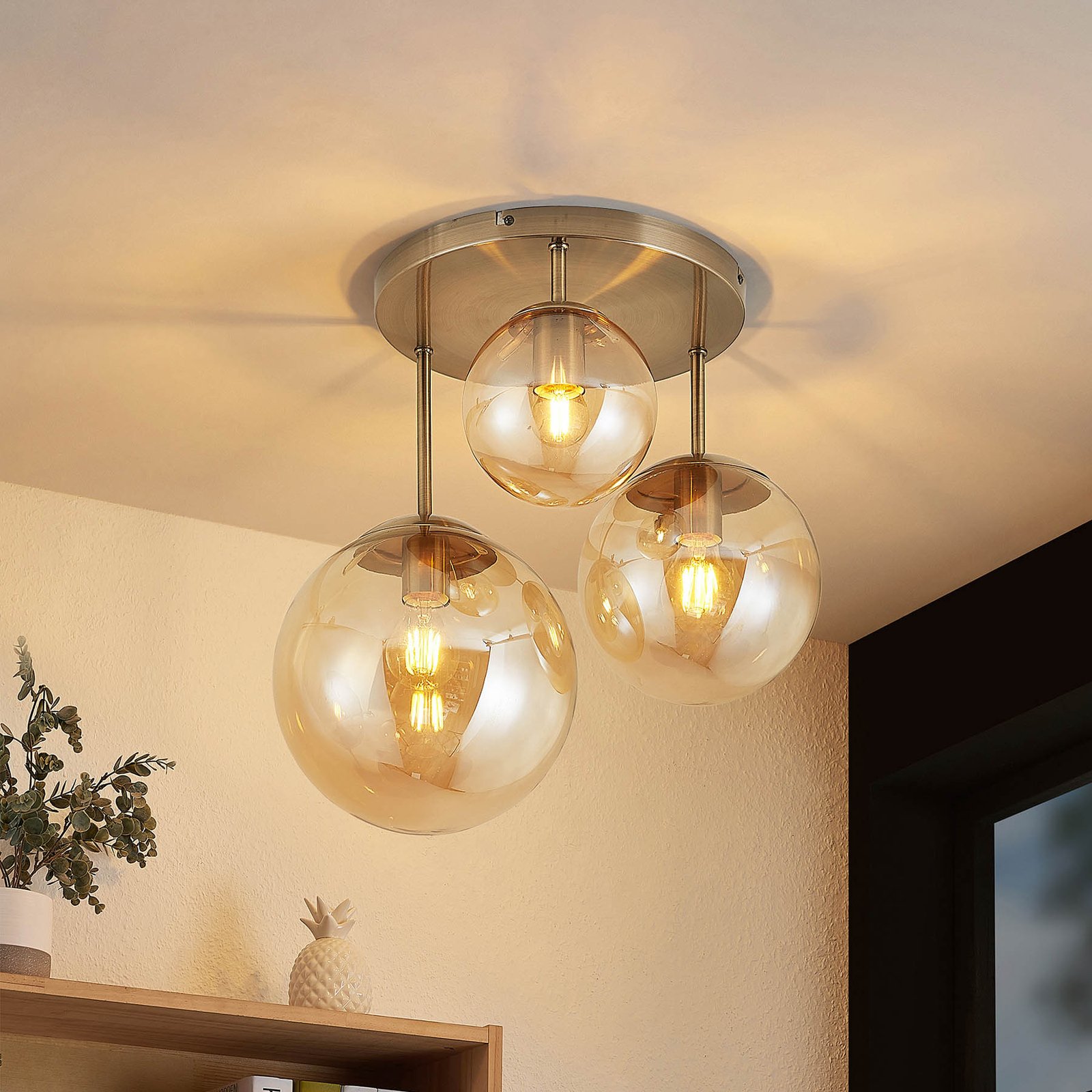 Lindby Teeja ceiling lamp, 3 glass balls, amber