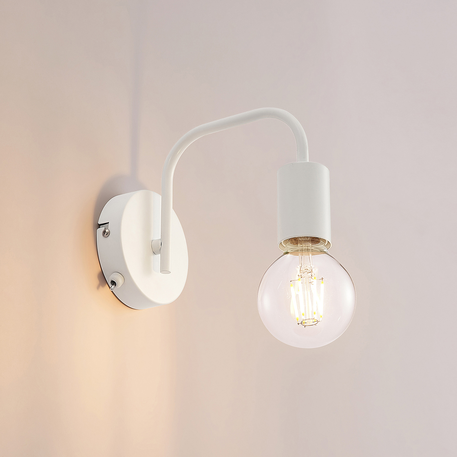 Lindby Erivana wall light with switch, white