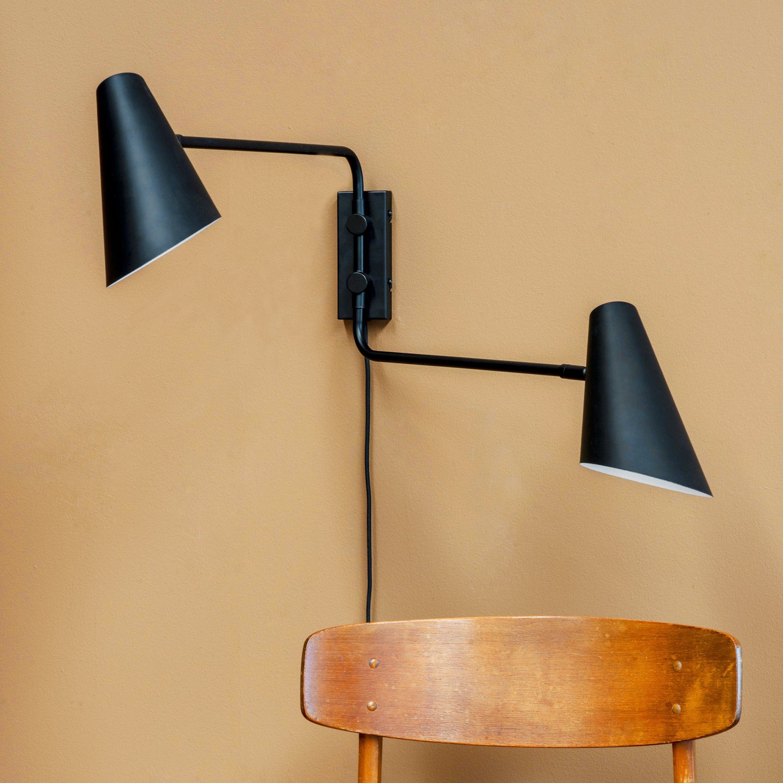 Dyberg Larsen wandlamp Cale, zwart, metaal, 2-lamps