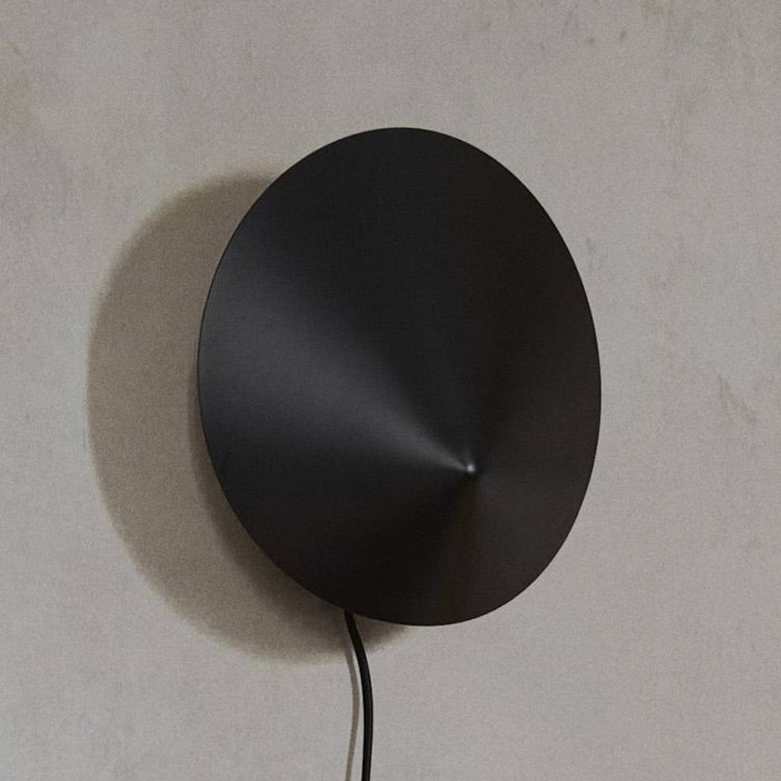 ferm LIVING Arum Sconce vegglampe svart 29 cm støpsel