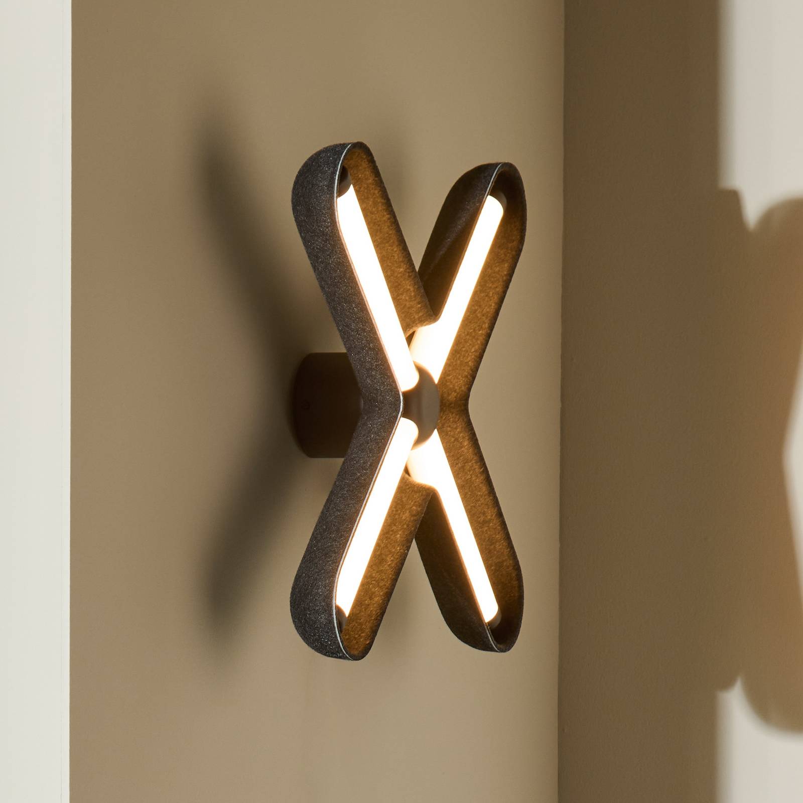 Kinkiet LED LOOM DESIGN „Fuzz”, czarny/czarny, 50 cm