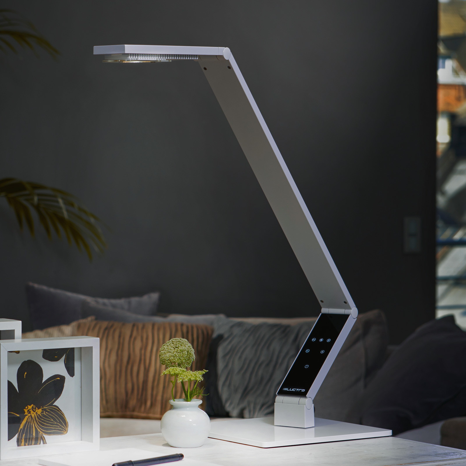 Luctra Table Linear LED-Tischleuchte mit Fuß