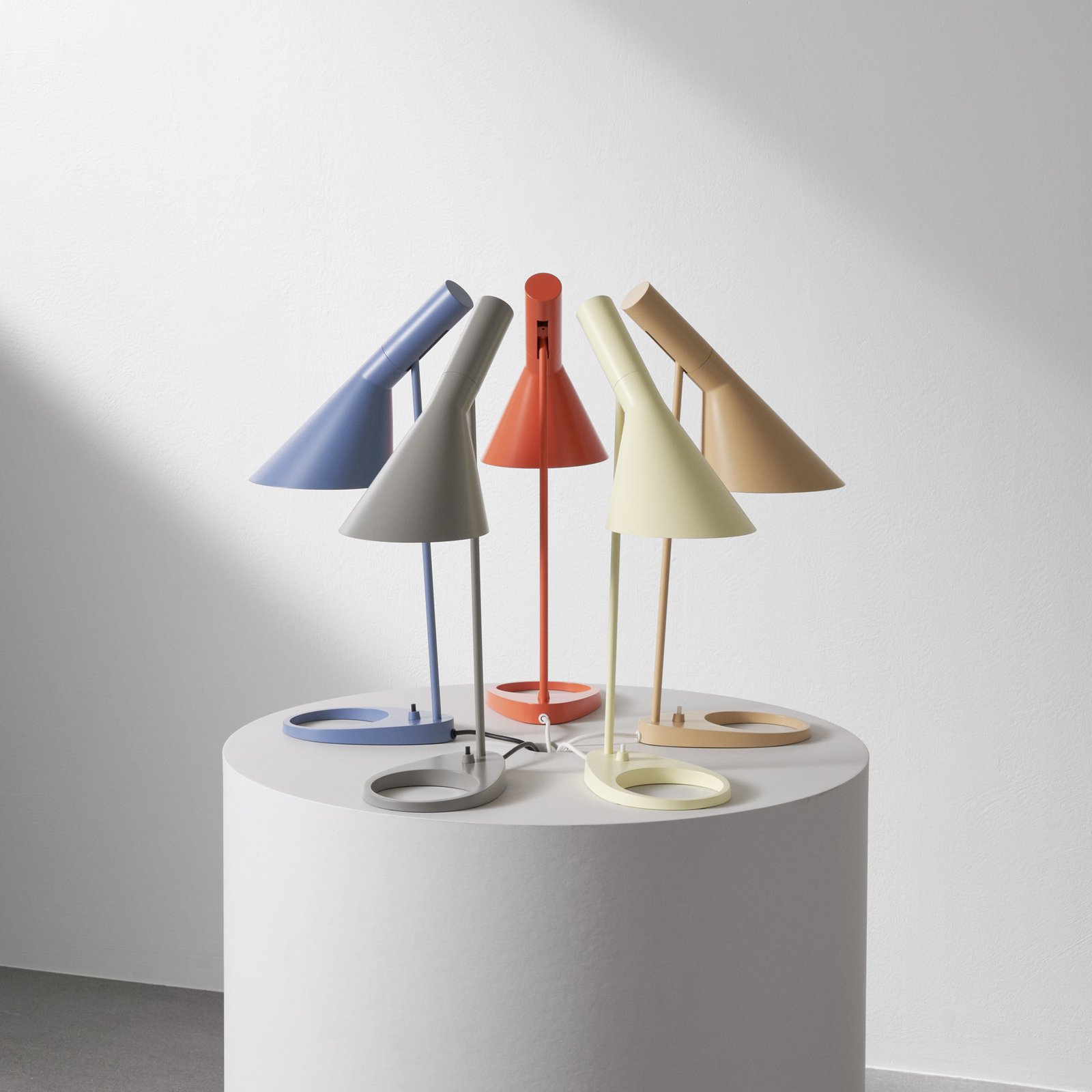 Designová stolní lampa Louis Poulsen AJ modrošedá
