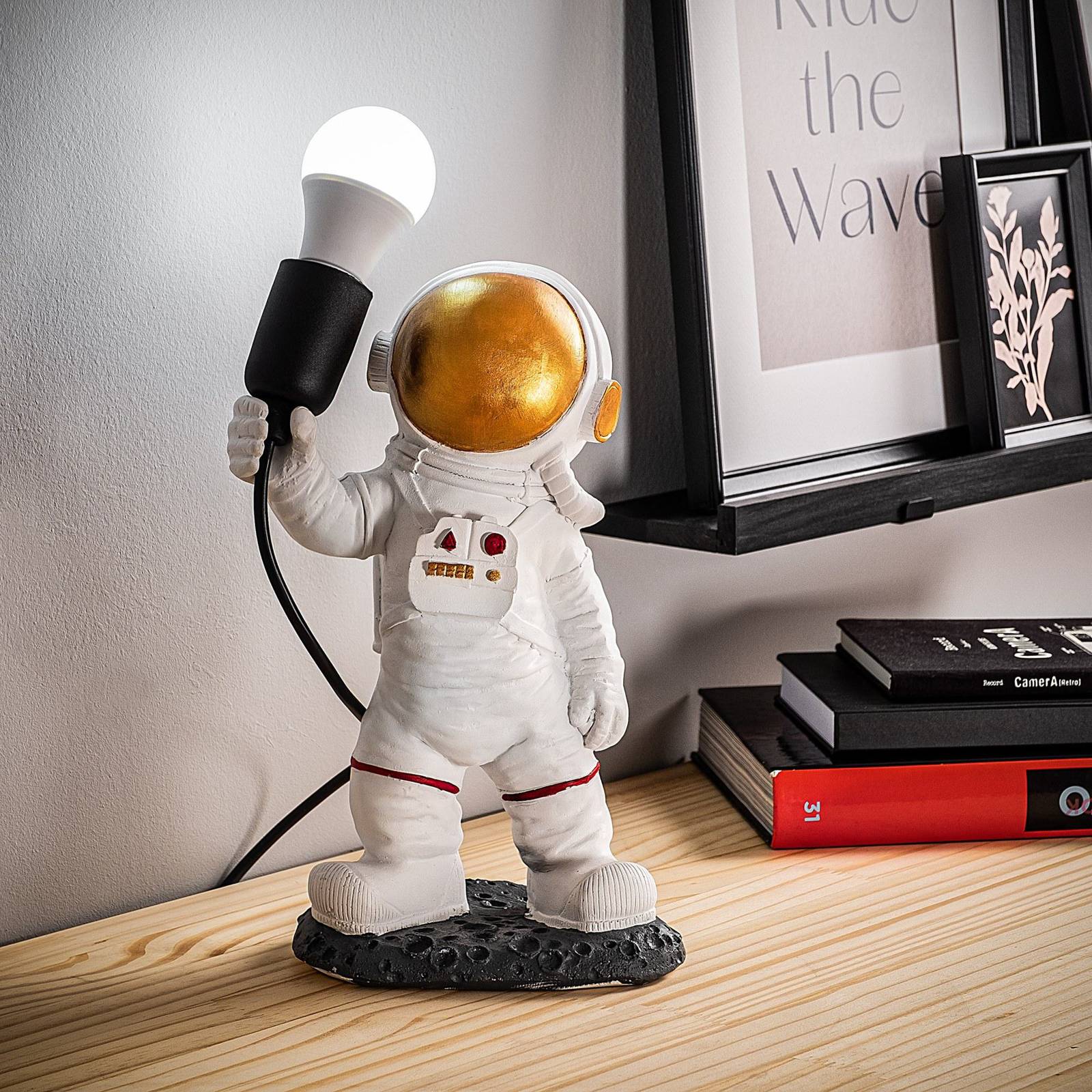 Lampa stołowa Astronaut-1, biała, poliester, wysokość 32 cm