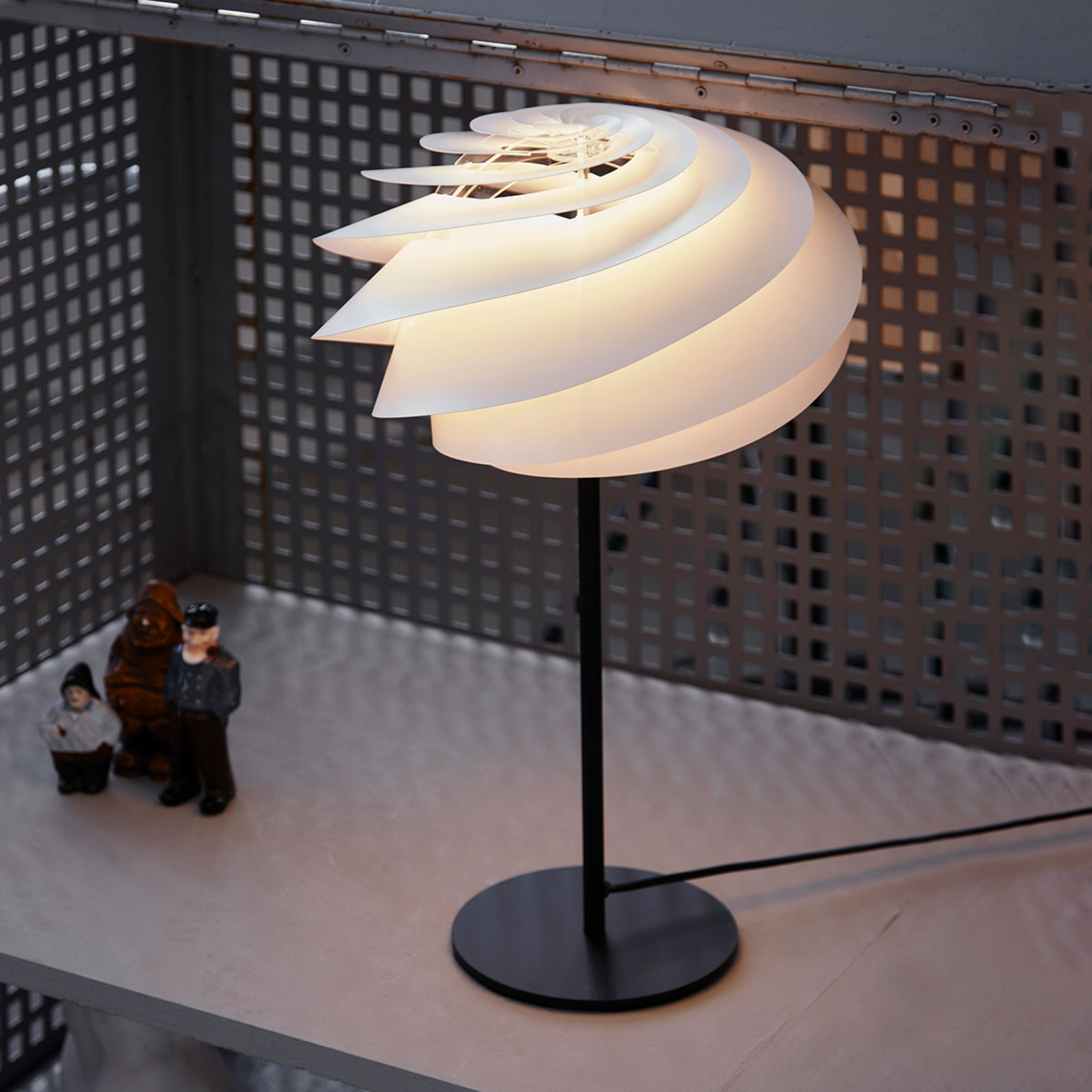 LE KLINT Swirl - balta dizaina galda lampa