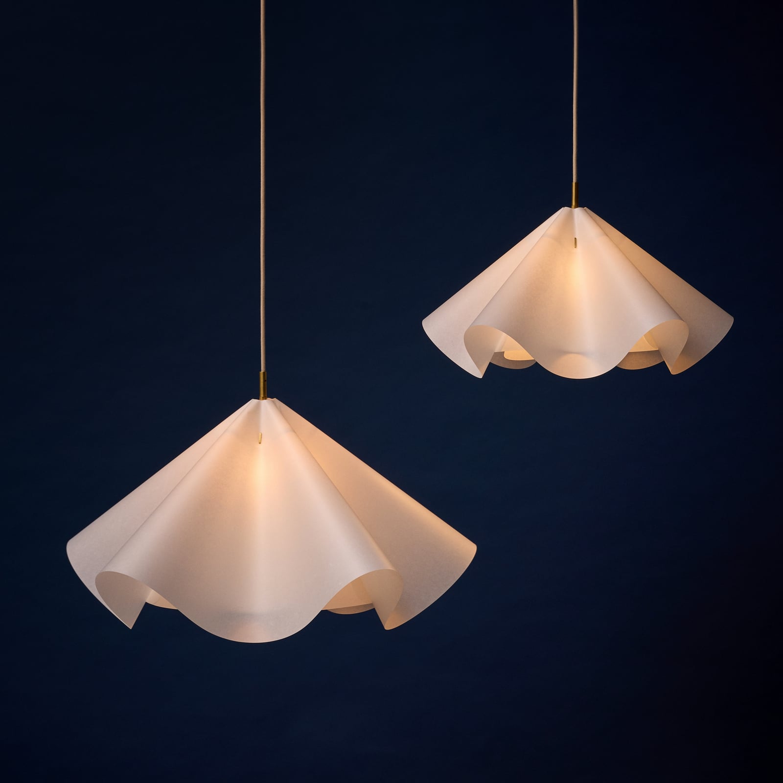 Sinuate lógó lámpa, sárgaréz/fehér, Ø75 cm, E27, papír – Moebe Sinuate lógó lámpa, sárgaréz/fehér, Ø75 cm, E27, papír – Moebe