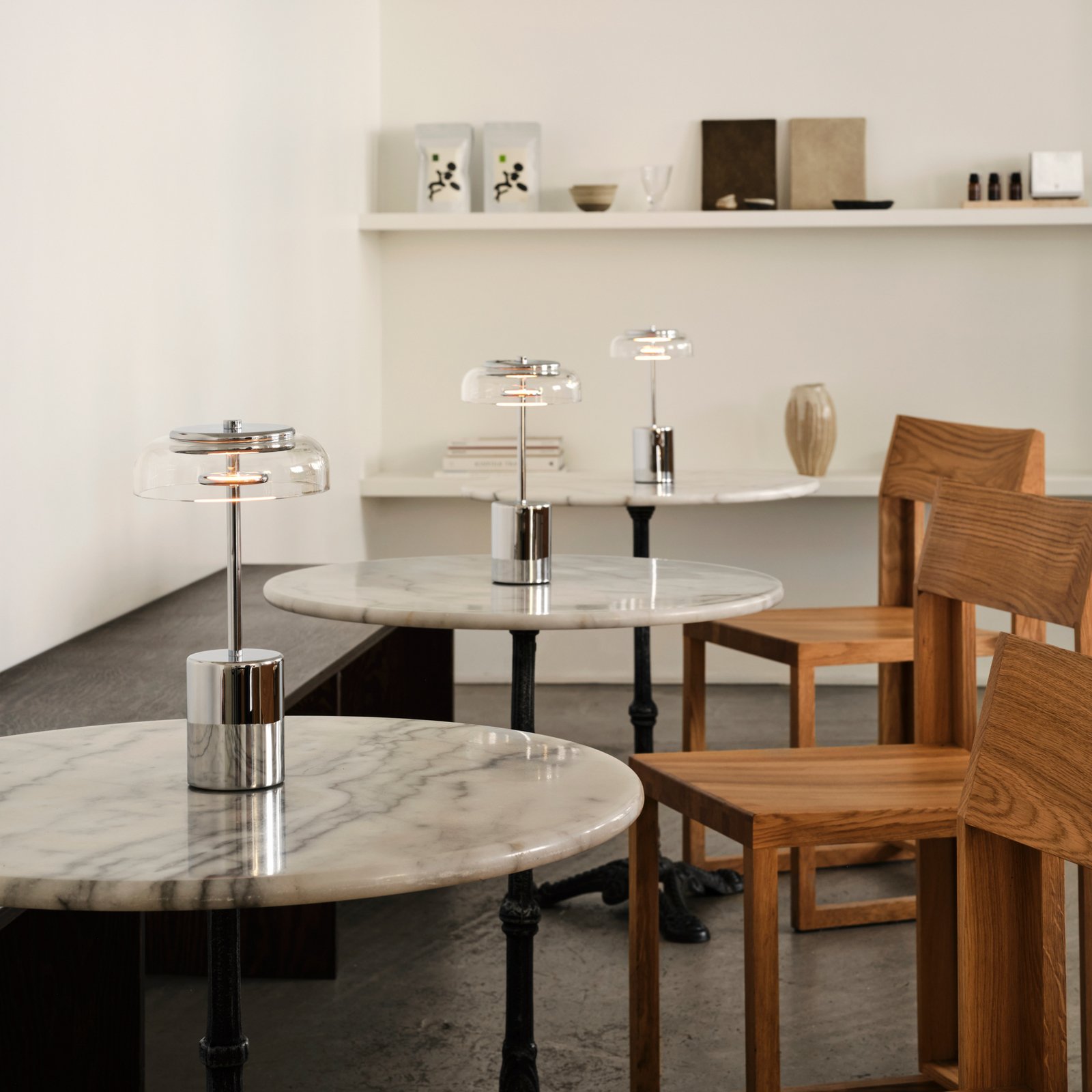 Nuura LED-batteridrevet bordlampe Blossi, højde 26 cm, krom/klar