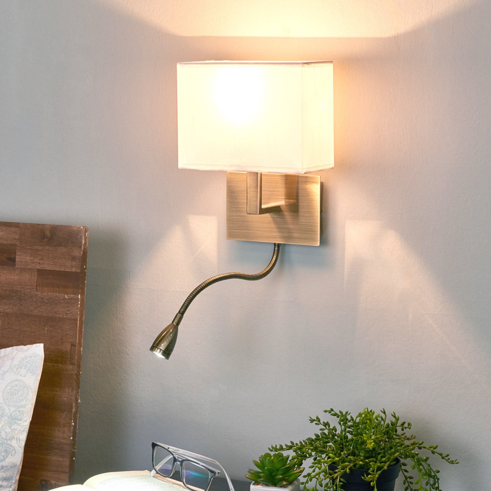 Lámpara de pared DARIO con luz de lectura LED